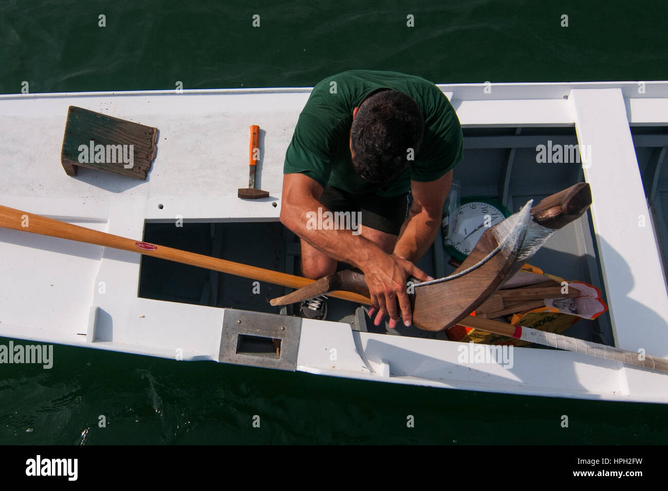 Venezia, Italia: un vogatore si prepara la sua barca a Venezia, Italia. Tutto il mondo conosce l immagine del gondoliere veneziano, ma poche persone avviso lo stile unico di canottaggio che egli utilizza per infilare la sua gondola attraverso stretti canali e spingerlo attraverso il bacino e la laguna al di là: la voga alla veneta. Se praticata per lo sport o il tempo libero è una attività vitale che collega odierna Venezia con le sue origini. Come per la licenza per questa immagine: Si prega di contattare me via e-mail a simon.padovani@gmail.com o chiama +39 3921454211 per prezzi e condizioni del diritto d'autore. Primo utilizzo solo ,solo uso editoriale, tutti repros pay Foto Stock