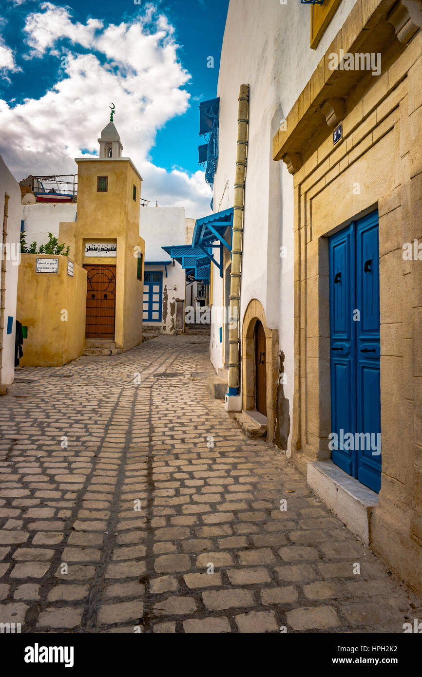 Una strada nella Medina di Sousse, Tunisia. Spazio magico della città medievale con pareti colorate e pavimentazione di pietra. Foto Stock