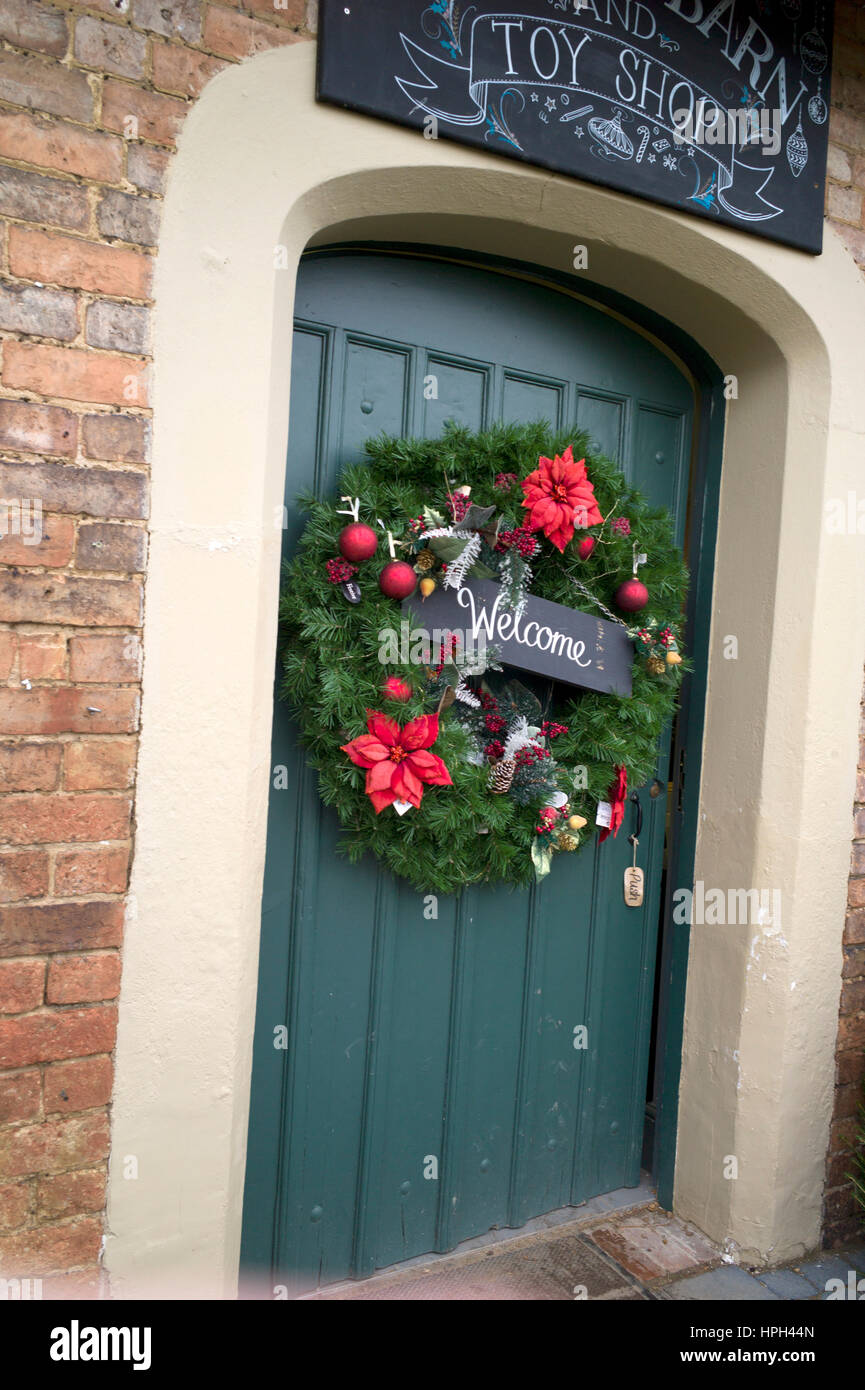 Benvenuto la corona di Natale sulla porta d'ingresso Foto Stock