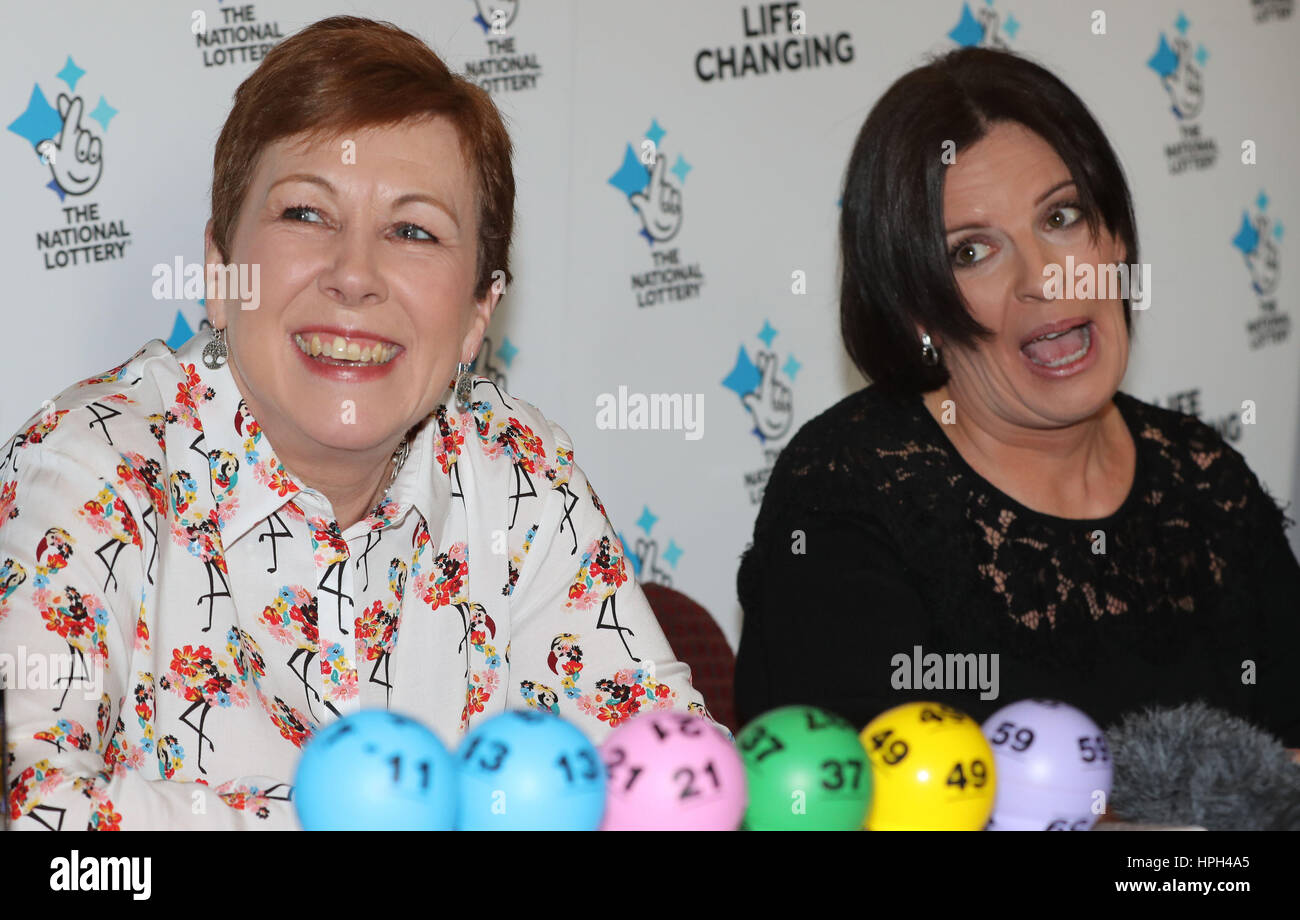 Due migliori amici Paula Barraclough, 45, e Lorraine Smith, 54, da Tyne e indossare festeggiano al Lumley Castle hotel a Chester-le-Street dopo aver scopato il jackpot £15,342,900 nell'ultimo Sabato (18 febbraio 2017) Lotto pareggio. Foto Stock