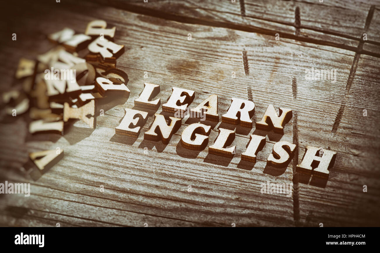Parola imparare inglese fatta con lettere in legno. Il concetto di istruzione Foto Stock