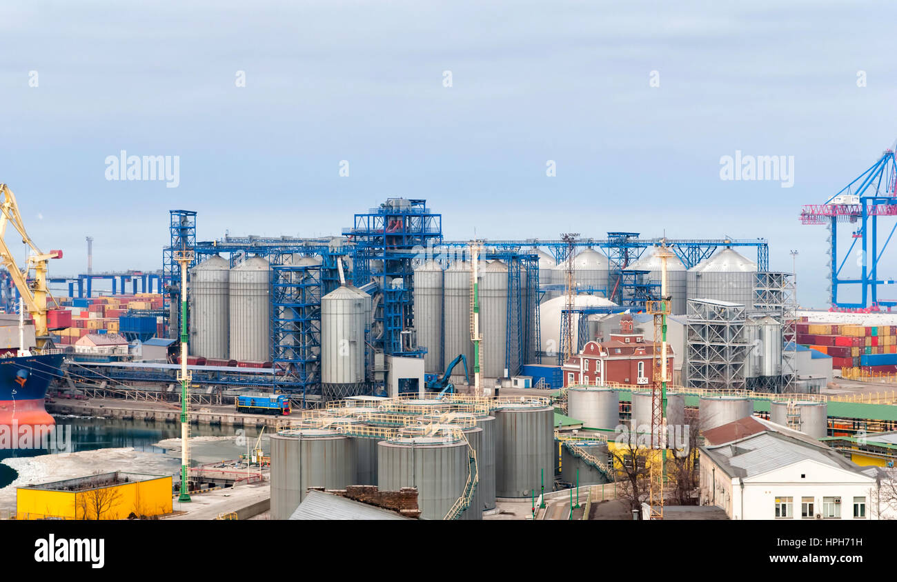Gru da carico e grano dryer in porto Odessa, Ucraina Foto Stock