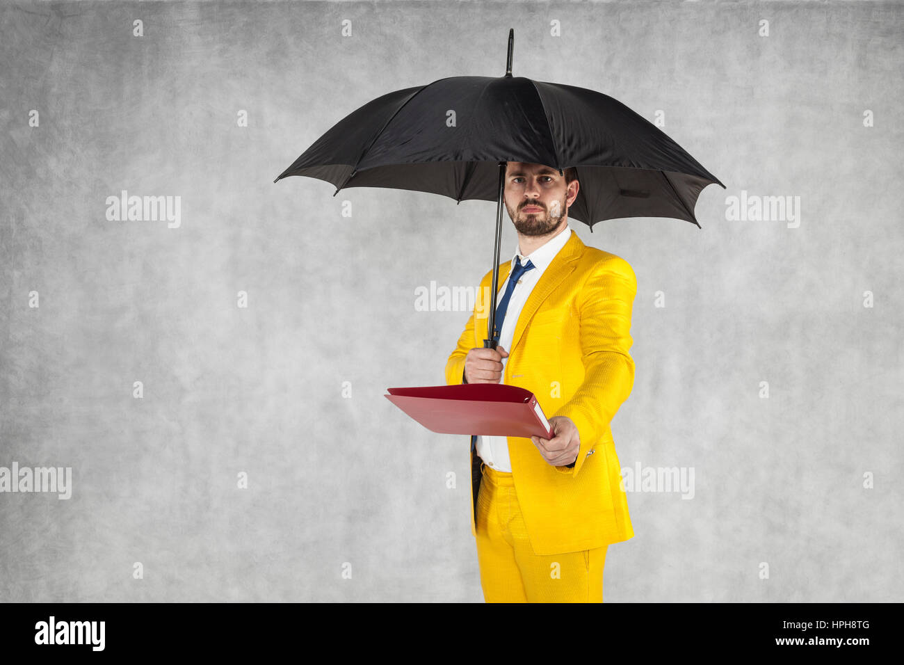 Imprenditore sotto l ombrello protegge i dati Foto Stock
