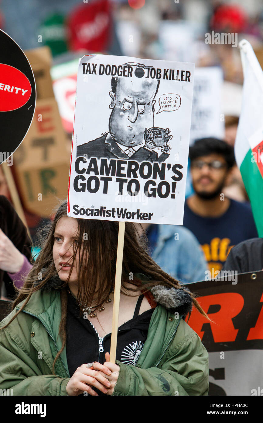 Manifestanti portando cartelli e segni sono illustrati in quanto essi prendono parte a una manifestazione di protesta a Bristol a sostegno di colpire i medici in formazione e il NHS Foto Stock