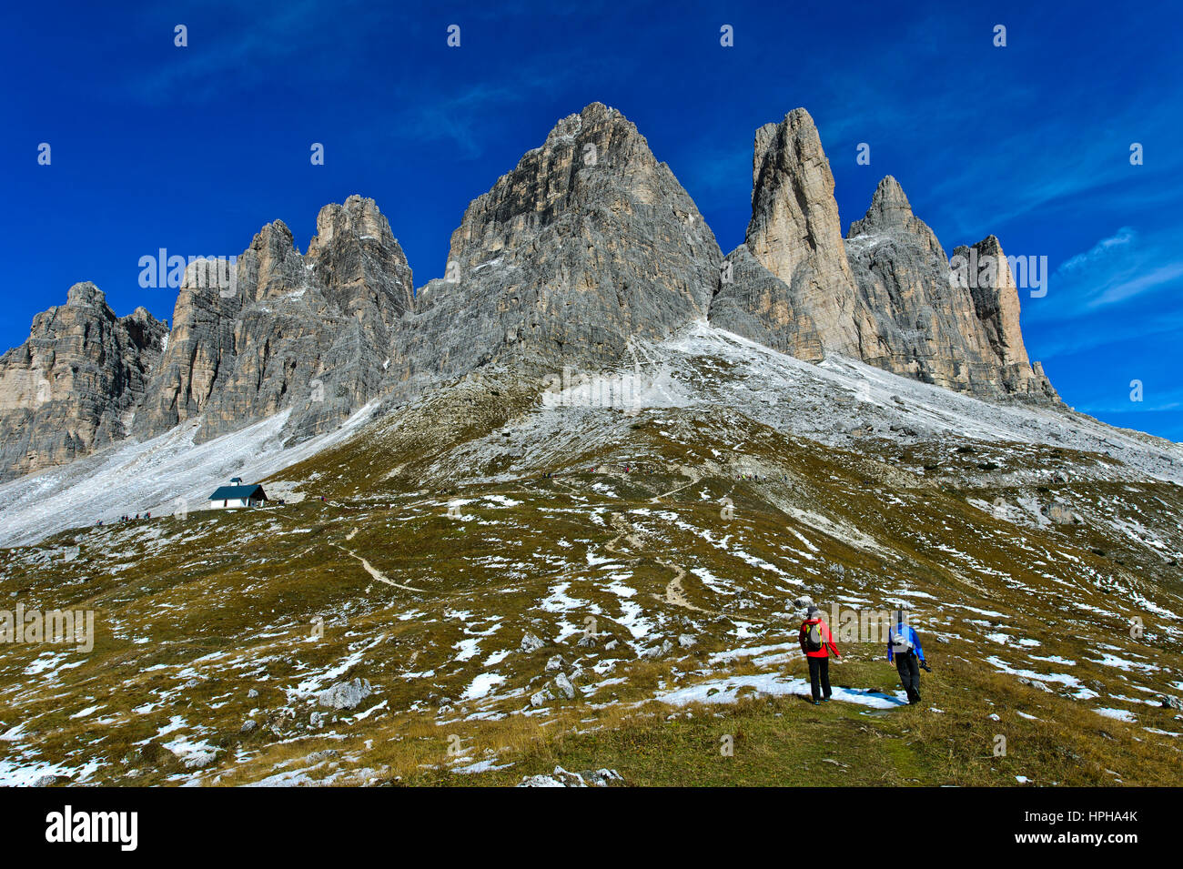 Gli escursionisti a fronte sud delle Tre Cime montagne delle Dolomiti di Sesto, Alto Adige, Trentino Alto Adige, Italia Foto Stock
