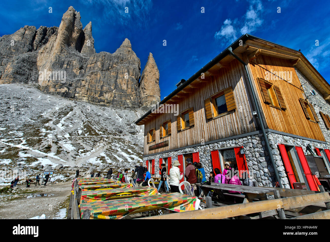 Rifugio Rifugio Lavaredo ai piedi delle Tre Cime montagne, Sesto Dolomiti Alto Adige Südtirol,Trentino-Alto Adige,Italia Foto Stock