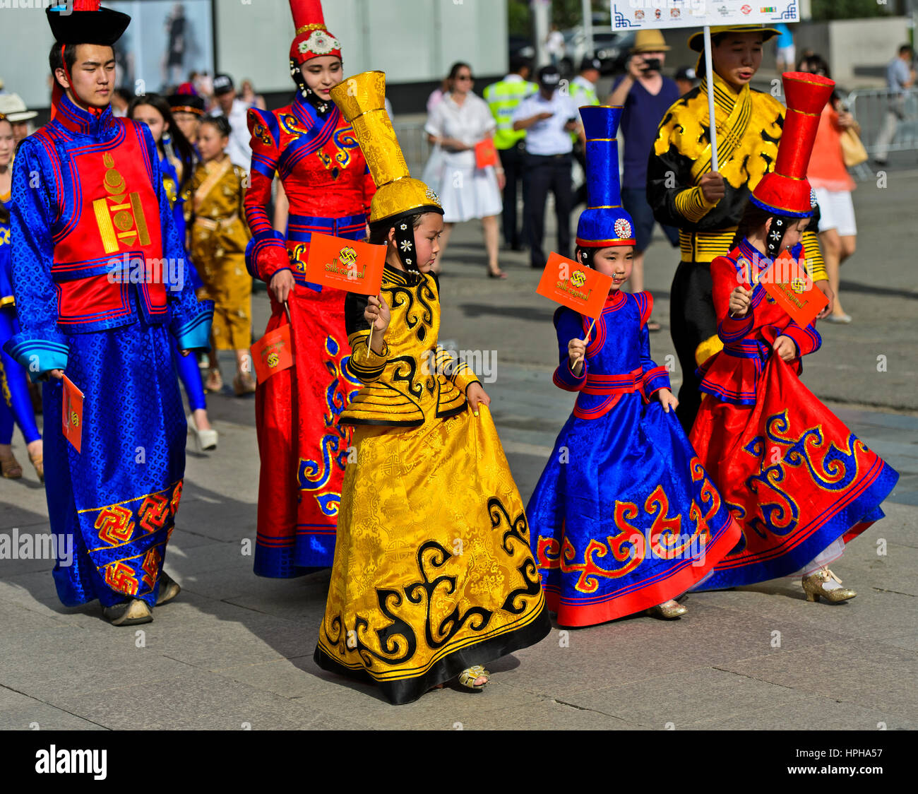 Bambini e adolescenti nei tradizionali costumi deel, mongola costume nazionale Festival, Ulaanbaatar, in Mongolia Foto Stock