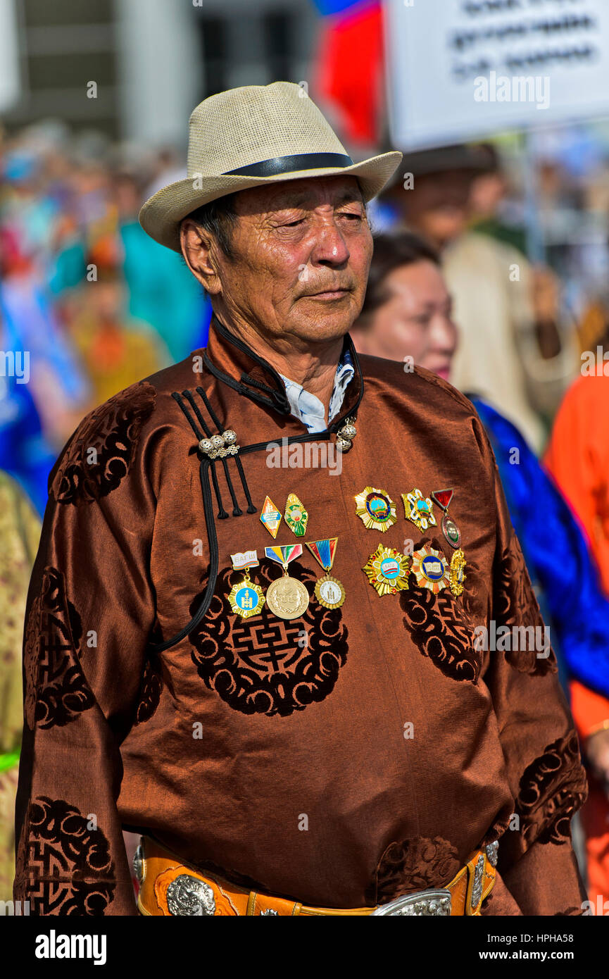 Uomo in un tradizionale costume deel con medaglie in mongolo costume nazionale Festival, Ulaanbaatar, in Mongolia Foto Stock