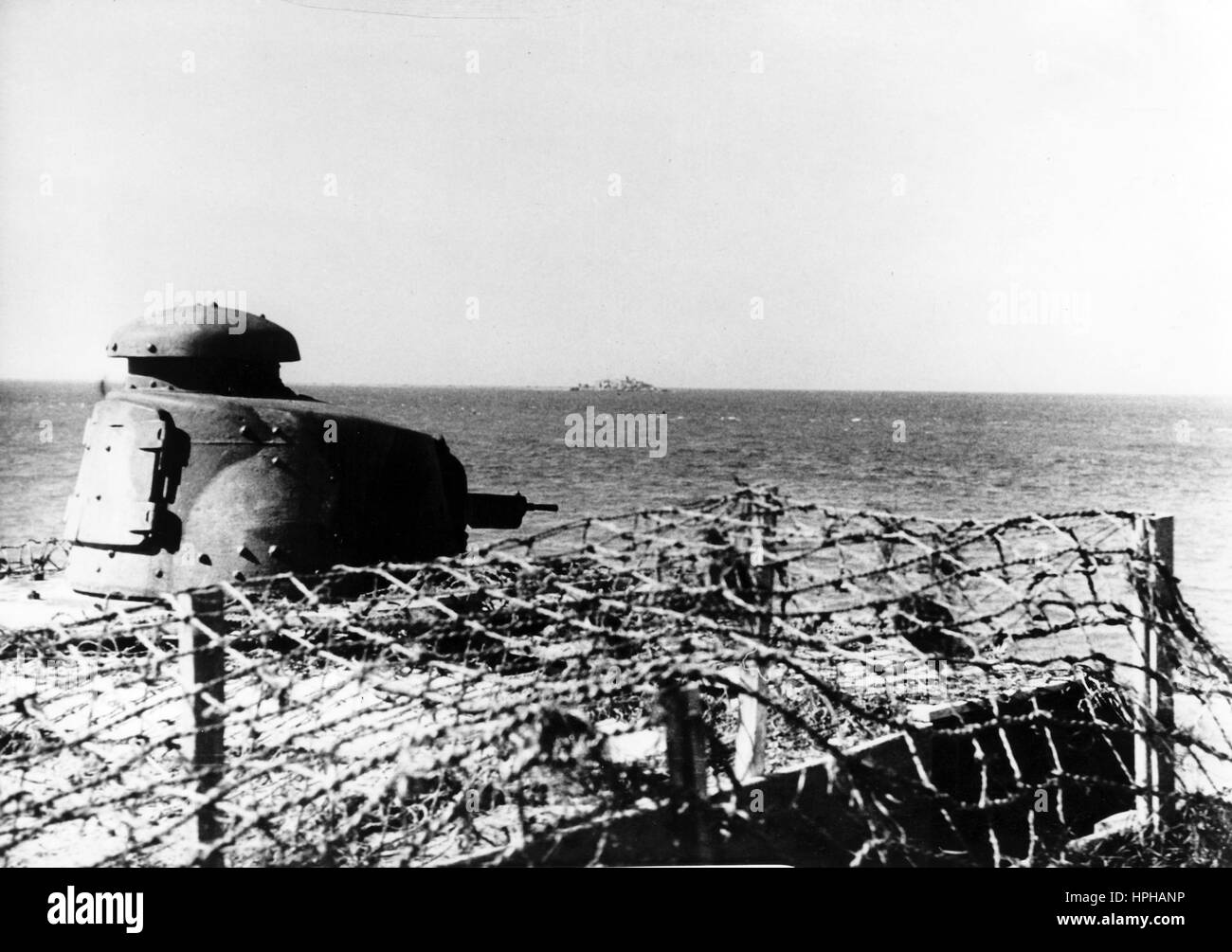 La propaganda nazista immagine mostra un tedesco della Wehrmacht sulla base Atlantic Wall. Pubblicato in dicembre del 1943. Un nazista reporter ha scritto sul retro della foto su 30.12.1943, "tutela efficace contro ogni aggressione. Poiché i giorni del 1940 quando il tedesco truppe combattenti issato il primo bandiere con la svastica su l'acqua anteriore del canale e Atlantico, l'area catturata è stata fortificata e costruita fino a proteggerla da ogni attacco. Oggi una catena di bunker e postazioni di armi di tutti i tipi in dotazione con tutti i tipi di armi a proteggere la costa e le terre dietro di esso dal golfo di Biscaglia Foto Stock La propaganda nazista immagine mostra un tedesco della Wehrmacht sulla base Atlantic Wall. Pubblicato in dicembre del 1943. Un nazista reporter ha scritto sul retro della foto su 30.12.1943, "tutela efficace contro ogni aggressione. Poiché i giorni del 1940 quando il tedesco truppe combattenti issato il primo bandiere con la svastica su l'acqua anteriore del canale e Atlantico, l'area catturata è stata fortificata e costruita fino a proteggerla da ogni attacco. Oggi una catena di bunker e postazioni di armi di tutti i tipi in dotazione con tutti i tipi di armi a proteggere la costa e le terre dietro di esso dal golfo di Biscaglia Foto Stock