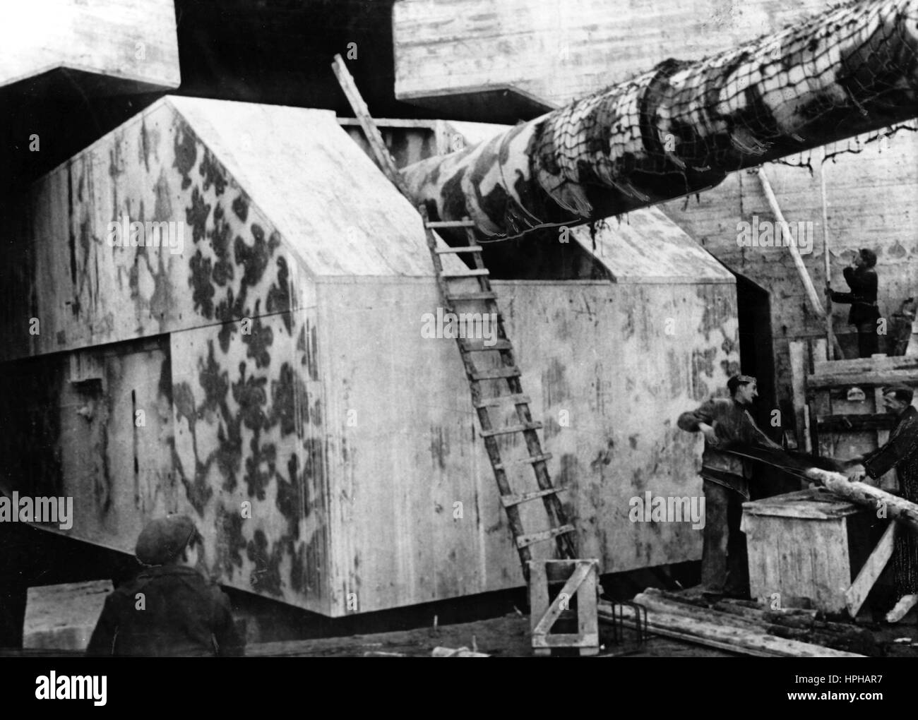 L'immagine della propaganda nazista mostra i lavoratori dell'Organizzazione Todt (OT) che costruiscono una copertura per armi su una base del Muro Atlantico. Pubblicato nel mese di aprile 1943. [Attenzione! L'immagine originale è stata ritoccata]. Fotoarchiv für Zeitgeschichte - NESSUN SERVIZIO DI CABLAGGIO - | utilizzo in tutto il mondo Foto Stock
