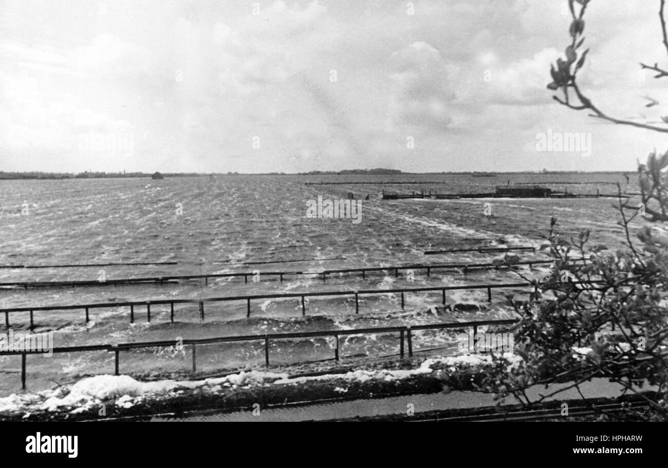 L'immagine della propaganda nazista mostra l'inondazione della zona costiera olandese da parte della Wehrmacht tedesca per difendersi dall'invasione alleata. Pubblicato nel giugno 1944. Fotoarchiv für Zeitgeschichte - NESSUN SERVIZIO DI CABLAGGIO - | utilizzo in tutto il mondo Foto Stock
