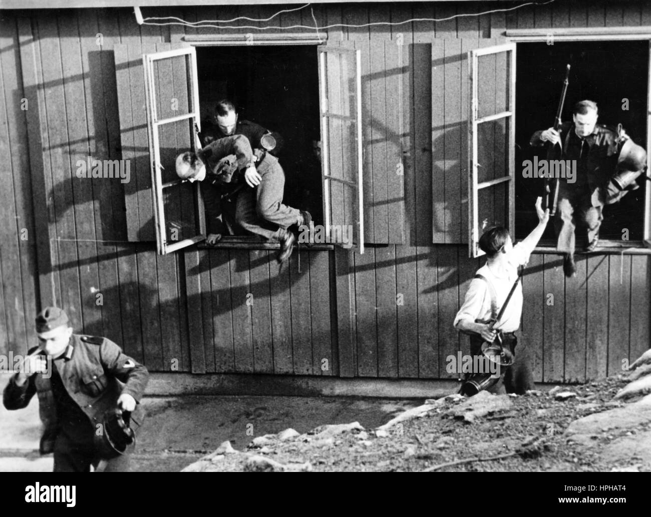 L'immagine della propaganda nazista mostra i soldati tedeschi Wehrmacht di un'unità di artiglieria su una base sul fronte occidentale, partecipando a un esercizio, sulla strada per raccogliere le loro armi. Pubblicato nel novembre 1942. Un reporter nazista ha scritto sul retro della foto su 30.11.1942, 'allarme ad una batteria costiera. 30 secondi dopo il suono dell'allarme, i pistoleri escono dalle finestre e dalle porte della caserma e si affrettano verso i loro punti di pistola." Fotoarchiv für Zeitgeschichte - NESSUN SERVIZIO DI CABLAGGIO - | utilizzo in tutto il mondo Foto Stock L'immagine della propaganda nazista mostra i soldati tedeschi Wehrmacht di un'unità di artiglieria su una base sul fronte occidentale, partecipando a un esercizio, sulla strada per raccogliere le loro armi. Pubblicato nel novembre 1942. Un reporter nazista ha scritto sul retro della foto su 30.11.1942, 'allarme ad una batteria costiera. 30 secondi dopo il suono dell'allarme, i pistoleri escono dalle finestre e dalle porte della caserma e si affrettano verso i loro punti di pistola." Fotoarchiv für Zeitgeschichte - NESSUN SERVIZIO DI CABLAGGIO - | utilizzo in tutto il mondo Foto Stock
