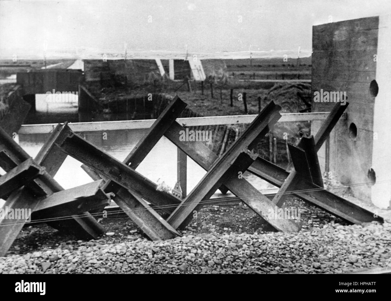 L'immagine della propaganda nazista mostra ostacoli anticarro e fossi d'acqua in un bunker sul Muro Atlantico. Pubblicato nel mese di aprile 1944. Un reporter nazista ha scritto sul retro della foto, 'dal muro Atlantico. Trappole per serbatoi di ogni tipo e fossi d'acqua assicurano il territorio alle spalle". Fotoarchiv für Zeitgeschichte - NESSUN SERVIZIO WIRELESS - | utilizzo in tutto il mondo Foto Stock L'immagine della propaganda nazista mostra ostacoli anticarro e fossi d'acqua in un bunker sul Muro Atlantico. Pubblicato nel mese di aprile 1944. Un reporter nazista ha scritto sul retro della foto, 'dal muro Atlantico. Trappole per serbatoi di ogni tipo e fossi d'acqua assicurano il territorio alle spalle". Fotoarchiv für Zeitgeschichte - NESSUN SERVIZIO WIRELESS - | utilizzo in tutto il mondo Foto Stock