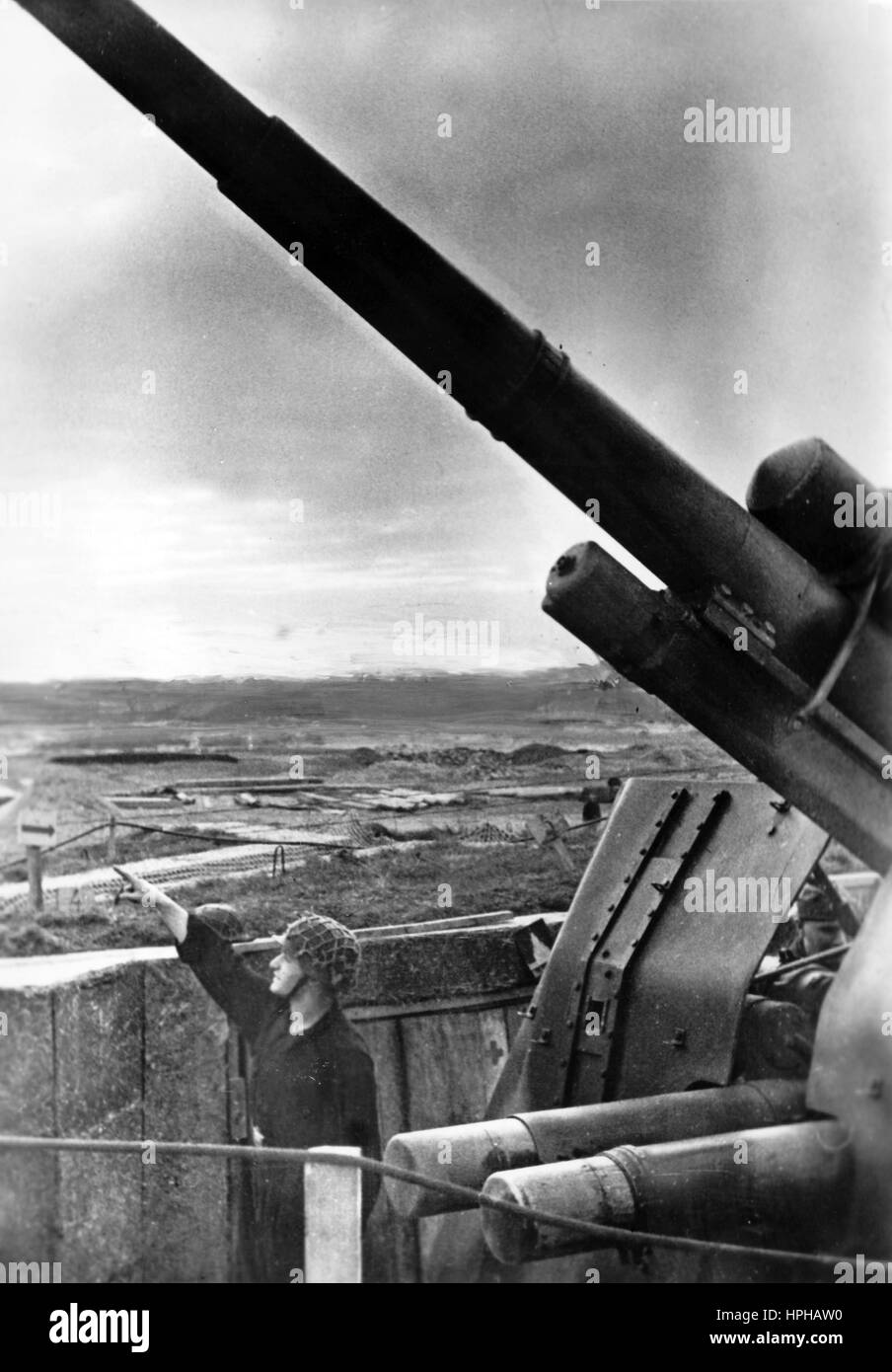 L'immagine della propaganda nazista mostra i sodliers tedeschi di Wehrmacht su una pistola antiaerea sul Muro Atlantico. Pubblicato nel febbraio 1944. Un reporter nazista ha scritto sul retro della foto: "Stanno tornando indietro! Gli scout nemici cercarono di indagare sui limiti del Muro Atlantico. Ma grazie ai colpi di arma da fuoco antiaerei ben mirati, hanno dovuto tornare a casa a mani vuote". Fotoarchiv für Zeitgeschichte - NESSUN SERVIZIO DI CABLAGGIO - | utilizzo in tutto il mondo Foto Stock L'immagine della propaganda nazista mostra i sodliers tedeschi di Wehrmacht su una pistola antiaerea sul Muro Atlantico. Pubblicato nel febbraio 1944. Un reporter nazista ha scritto sul retro della foto: "Stanno tornando indietro! Gli scout nemici cercarono di indagare sui limiti del Muro Atlantico. Ma grazie ai colpi di arma da fuoco antiaerei ben mirati, hanno dovuto tornare a casa a mani vuote". Fotoarchiv für Zeitgeschichte - NESSUN SERVIZIO DI CABLAGGIO - | utilizzo in tutto il mondo Foto Stock