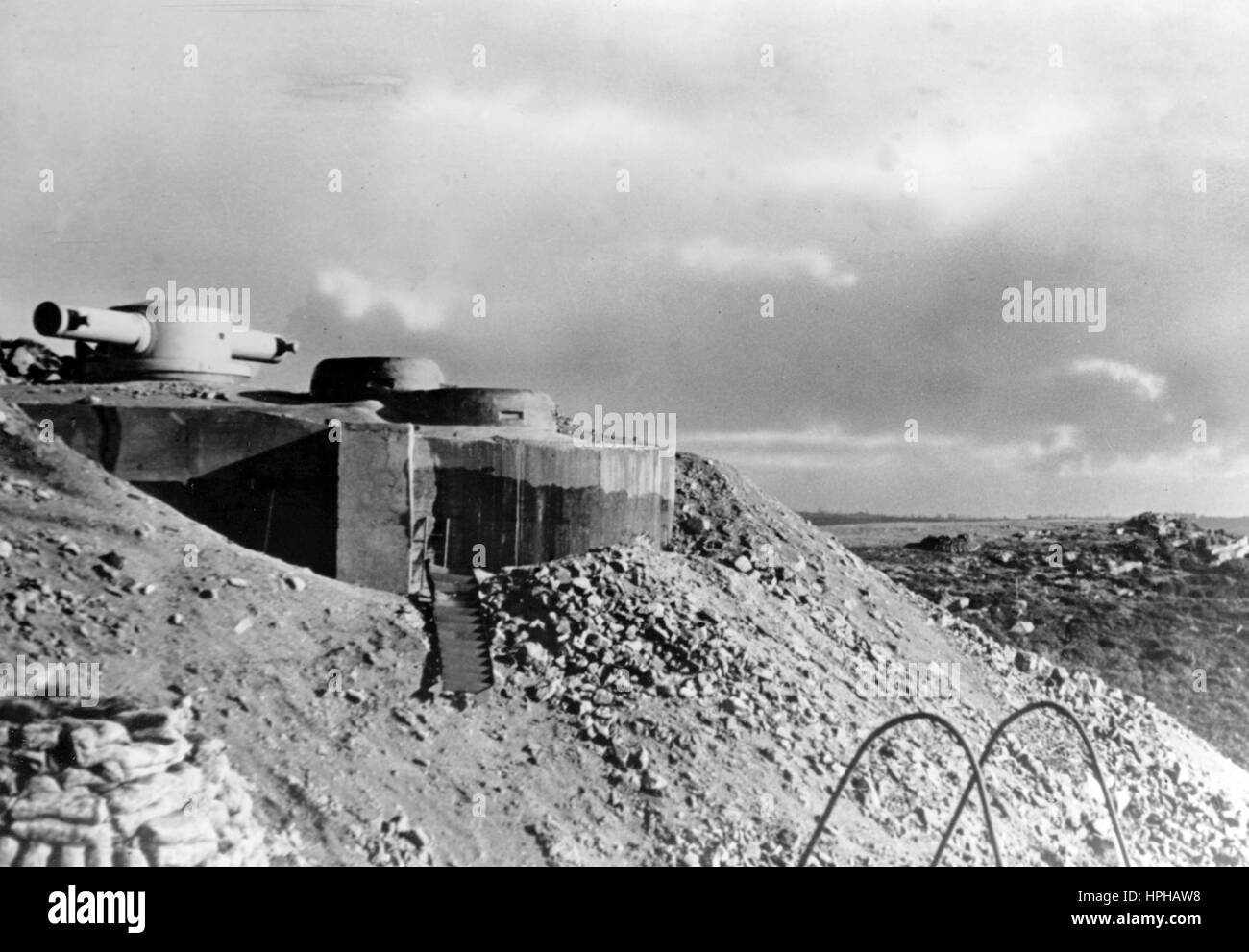 L'immagine della propaganda nazista mostra un telemetro su una base di artiglieria tedesca di Wehrmacht mimetizzata. Pubblicato nel maggio 1944. Un reporter nazista ha scritto sul retro della foto su 04.05.1944, "il muro Atlantico è ancora più costruito. Sulla terra rialzata sulla spiaggia, la rabbia 'The Eye of the Battery' sporge dalle rocce. Una sala di controllo (completata oggi) sarà domani completamente nascosta dall'occhio nemico per mimetizzazione". Fotoarchiv für Zeitgeschichte - NESSUN SERVIZIO DI CABLAGGIO - | utilizzo in tutto il mondo Foto Stock L'immagine della propaganda nazista mostra un telemetro su una base di artiglieria tedesca di Wehrmacht mimetizzata. Pubblicato nel maggio 1944. Un reporter nazista ha scritto sul retro della foto su 04.05.1944, "il muro Atlantico è ancora più costruito. Sulla terra rialzata sulla spiaggia, la rabbia 'The Eye of the Battery' sporge dalle rocce. Una sala di controllo (completata oggi) sarà domani completamente nascosta dall'occhio nemico per mimetizzazione". Fotoarchiv für Zeitgeschichte - NESSUN SERVIZIO DI CABLAGGIO - | utilizzo in tutto il mondo Foto Stock