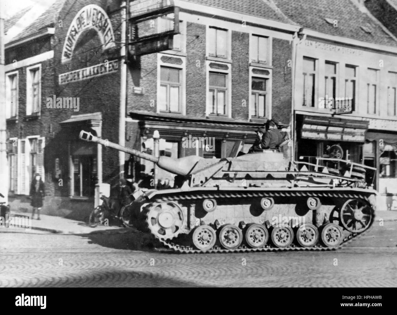 L'immagine della propaganda nazista mostra i soldati della Wehrmacht tedesca sulla torretta delle armi di un carro armato in una piccola città sul Muro Atlantico. Pubblicato nel mese di aprile 1944. Un reporter nazista ha scritto sul retro della foto su 22.04.1944, 'unità di intervento sul muro Atlantico. Le pistole d'assalto passano attraverso una piccola città nella zona posteriore. Nel più breve tempo possibile possono raggiungere il punto centrale di un tentativo di atterraggio nemico, specialmente per i tentativi di invasione aerea." Fotoarchiv für Zeitgeschichte - NESSUN SERVIZIO WIRELESS - | utilizzo in tutto il mondo Foto Stock L'immagine della propaganda nazista mostra i soldati della Wehrmacht tedesca sulla torretta delle armi di un carro armato in una piccola città sul Muro Atlantico. Pubblicato nel mese di aprile 1944. Un reporter nazista ha scritto sul retro della foto su 22.04.1944, 'unità di intervento sul muro Atlantico. Le pistole d'assalto passano attraverso una piccola città nella zona posteriore. Nel più breve tempo possibile possono raggiungere il punto centrale di un tentativo di atterraggio nemico, specialmente per i tentativi di invasione aerea." Fotoarchiv für Zeitgeschichte - NESSUN SERVIZIO WIRELESS - | utilizzo in tutto il mondo Foto Stock