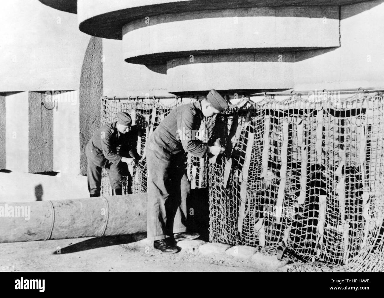 L'immagine della propaganda nazista mostra i soldati in una base di artiglieria mimetizzata sul Muro Atlantico, pubblicata nell'aprile 1944. Fotoarchiv für Zeitgeschichte - NESSUN SERVIZIO DI CABLAGGIO - | utilizzo in tutto il mondo Foto Stock