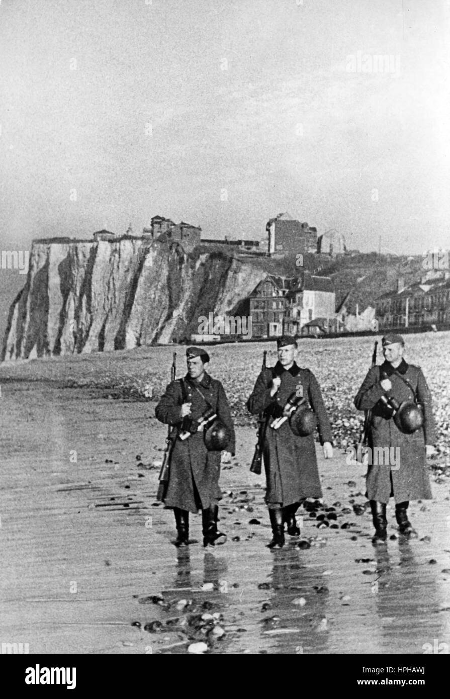 L'immagine della propaganda nazista mostra soldati tedeschi Wehrmacht in pattuglia sulla costa francese. Pubblicato nel febbraio 1942. Un reporter nazista ha scritto sul retro della foto su 07.02.1942, 'tra filo spinato e terra bagnata. L'orologio sulla costa della Manica." Fotoarchiv für Zeitgeschichte - NESSUN SERVIZIO DI CABLAGGIO - | utilizzo in tutto il mondo Foto Stock L'immagine della propaganda nazista mostra soldati tedeschi Wehrmacht in pattuglia sulla costa francese. Pubblicato nel febbraio 1942. Un reporter nazista ha scritto sul retro della foto su 07.02.1942, 'tra filo spinato e terra bagnata. L'orologio sulla costa della Manica." Fotoarchiv für Zeitgeschichte - NESSUN SERVIZIO DI CABLAGGIO - | utilizzo in tutto il mondo Foto Stock