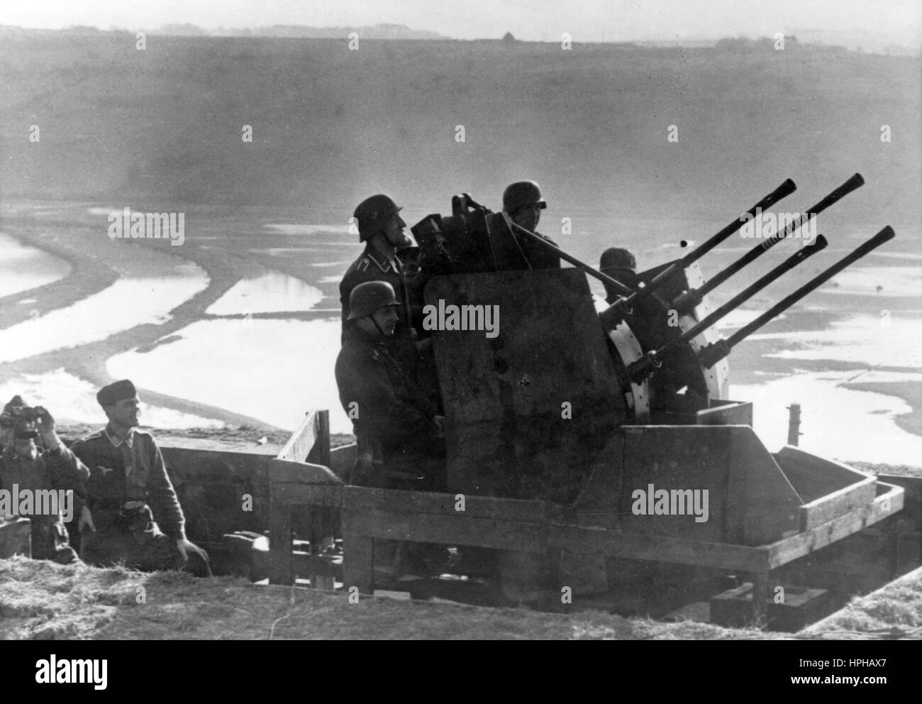La propaganda nazista immagine mostra la Wehrmacht tedesca di soldati a un 2cm tipo Quadruple 38 difesa aerea pistola sul fronte occidentale. Pubblicato in dicembre del 1943. Un nazista reporter ha scritto sul retro della foto su 10.12.1943, 'Tedesco guarda ad ovest. Anche sui punti isolate della costa atlantica, il muro vivente di Europa si alza contro il nemico del mondo plutocrats. Il tedesco della Wehrmacht mantiene il suo orologio e rimane l incrollabile protettore contro il nemico che il desiderio di sterminare. Sulla terra, in acqua e in aria, i nostri uomini sono sul loro posti compiendo il loro dovere diligentemente, appena Foto Stock La propaganda nazista immagine mostra la Wehrmacht tedesca di soldati a un 2cm tipo Quadruple 38 difesa aerea pistola sul fronte occidentale. Pubblicato in dicembre del 1943. Un nazista reporter ha scritto sul retro della foto su 10.12.1943, 'Tedesco guarda ad ovest. Anche sui punti isolate della costa atlantica, il muro vivente di Europa si alza contro il nemico del mondo plutocrats. Il tedesco della Wehrmacht mantiene il suo orologio e rimane l incrollabile protettore contro il nemico che il desiderio di sterminare. Sulla terra, in acqua e in aria, i nostri uomini sono sul loro posti compiendo il loro dovere diligentemente, appena Foto Stock