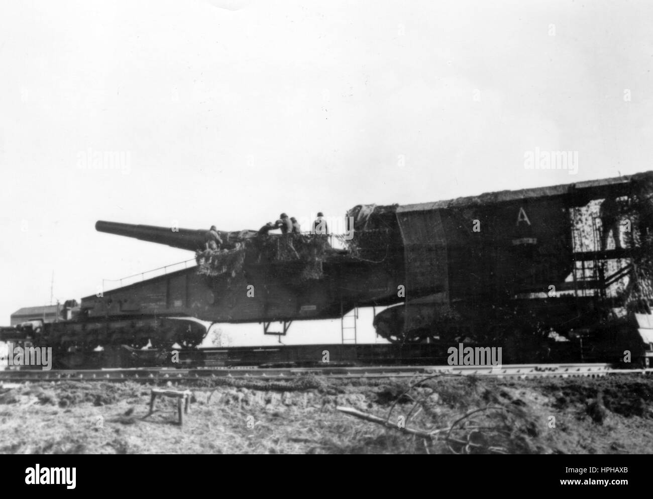 La propaganda nazista immagine mostra la Wehrmacht tedesca soldati su una linea ferroviaria pistola in un mimetizzata sulla base dell'Atlantic Wall. Pubblicato in aprile 1944. Un nazista reporter ha scritto sul retro della foto su 06.04.1944, "difficile avversari in attesa dell'invasione. Ben mimetizzata contro il nemico aeree e navali, gli occhi di artiglieria pesante linee tutta la costa atlantica. Spesso questi cannoni hanno già parlato il loro linguaggio di ferro sulla costa della Manica - durante la prova di esercitazioni di allarme su una linea ferroviaria batteria. Veloce come un fulmine, il camuffamento di stuoie possono essere rimossi dalle potenti cannoni." Foto: Berliner Foto Stock La propaganda nazista immagine mostra la Wehrmacht tedesca soldati su una linea ferroviaria pistola in un mimetizzata sulla base dell'Atlantic Wall. Pubblicato in aprile 1944. Un nazista reporter ha scritto sul retro della foto su 06.04.1944, "difficile avversari in attesa dell'invasione. Ben mimetizzata contro il nemico aeree e navali, gli occhi di artiglieria pesante linee tutta la costa atlantica. Spesso questi cannoni hanno già parlato il loro linguaggio di ferro sulla costa della Manica - durante la prova di esercitazioni di allarme su una linea ferroviaria batteria. Veloce come un fulmine, il camuffamento di stuoie possono essere rimossi dalle potenti cannoni." Foto: Berliner Foto Stock