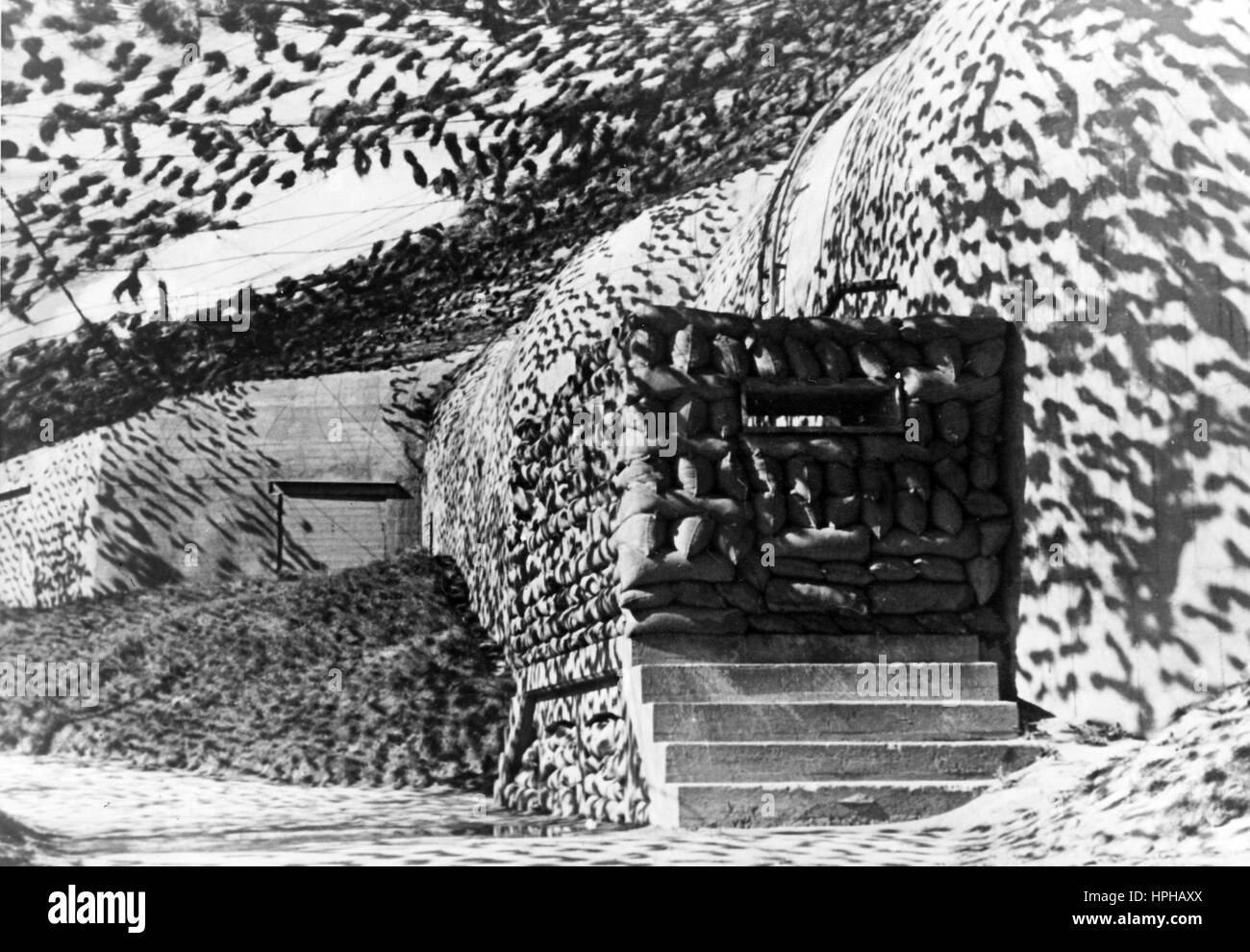 L'immagine della propaganda nazista mostra una base tedesca di Wehrmacht sul Muro Atlantico sulla costa del canale. Pubblicato nel mese di aprile 1943. Un reporter nazista ha scritto sul retro della foto su 21.04.1942, 'Fortificata costa del canale. Gli ingressi ai bunker armati sono ben mimetdati e protetti contro gli attacchi aerei nemici". Fotoarchiv für Zeitgeschichte - NESSUN SERVIZIO DI CABLAGGIO - | utilizzo in tutto il mondo Foto Stock L'immagine della propaganda nazista mostra una base tedesca di Wehrmacht sul Muro Atlantico sulla costa del canale. Pubblicato nel mese di aprile 1943. Un reporter nazista ha scritto sul retro della foto su 21.04.1942, 'Fortificata costa del canale. Gli ingressi ai bunker armati sono ben mimetdati e protetti contro gli attacchi aerei nemici". Fotoarchiv für Zeitgeschichte - NESSUN SERVIZIO DI CABLAGGIO - | utilizzo in tutto il mondo Foto Stock