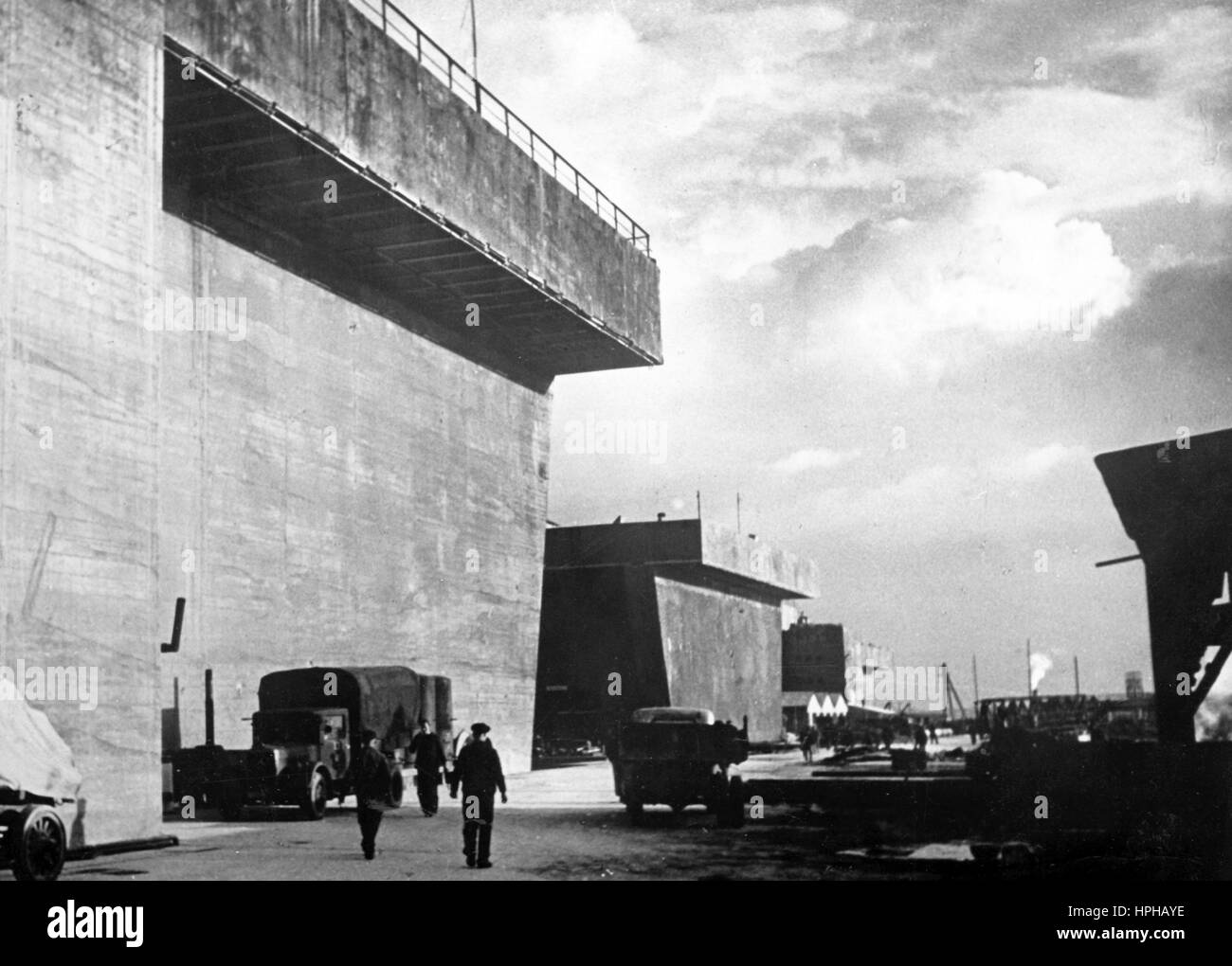 La propaganda nazista mostra una grande area bunker tedesca Wehrmacht sul Muro Atlantico nella Francia occupata. Pubblicato nel marzo 1944. Un reporter nazista ha scritto sul retro della foto, 'Serie: Città in rovine - Città di Bunkers. Accanto a una città francese in rovina, è stata creata una città bunkerata tedesca, una base sull'atlantico. Le ampie piste passano davanti agli edifici bunker, dove lavorano 10.000 persone, e si trovano officine, sale di servizio e posti di comando." Fotoarchiv für Zeitgeschichte - NESSUN SERVIZIO DI CABLAGGIO - | utilizzo in tutto il mondo Foto Stock La propaganda nazista mostra una grande area bunker tedesca Wehrmacht sul Muro Atlantico nella Francia occupata. Pubblicato nel marzo 1944. Un reporter nazista ha scritto sul retro della foto, 'Serie: Città in rovine - Città di Bunkers. Accanto a una città francese in rovina, è stata creata una città bunkerata tedesca, una base sull'atlantico. Le ampie piste passano davanti agli edifici bunker, dove lavorano 10.000 persone, e si trovano officine, sale di servizio e posti di comando." Fotoarchiv für Zeitgeschichte - NESSUN SERVIZIO DI CABLAGGIO - | utilizzo in tutto il mondo Foto Stock
