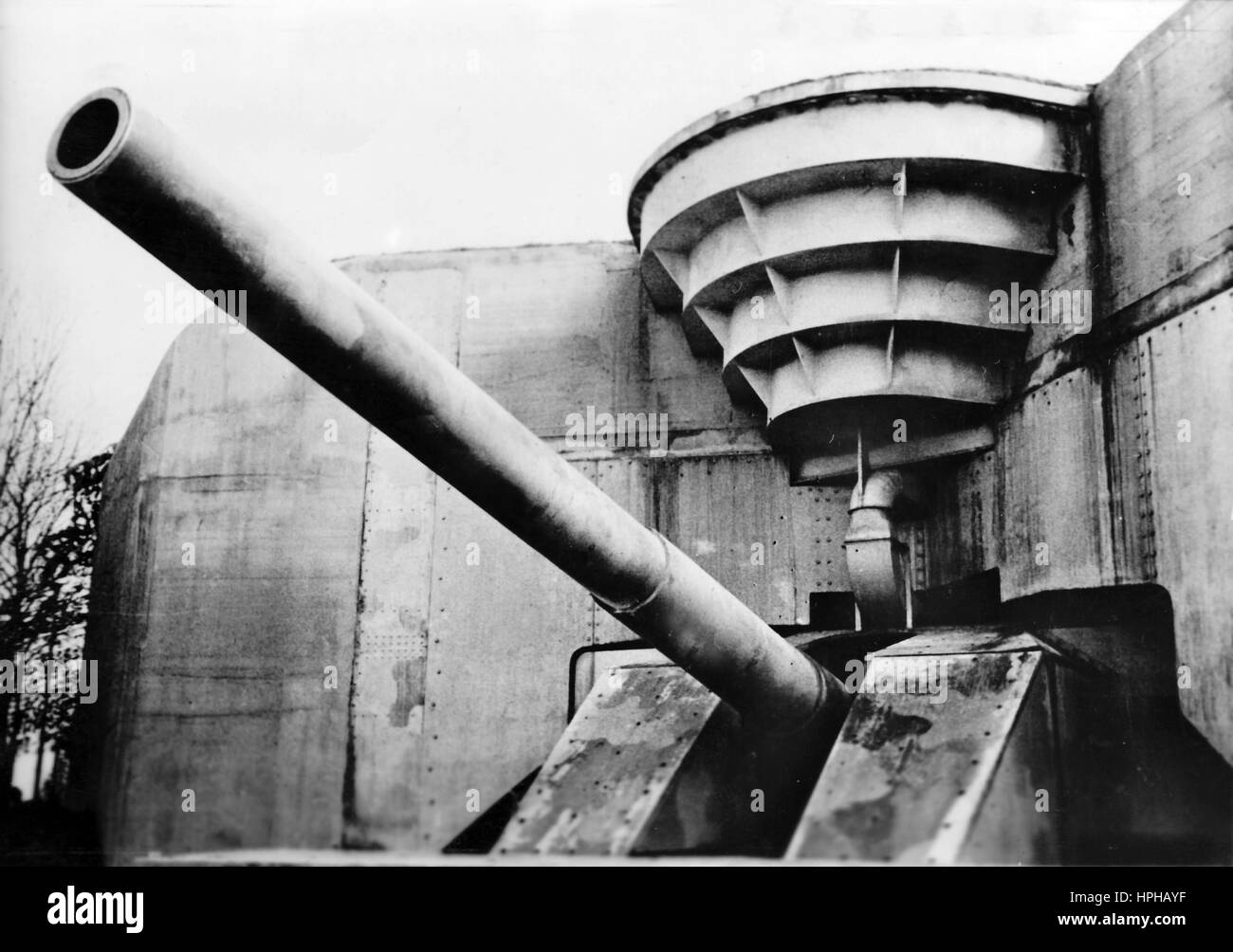 L'immagine della propaganda nazista mostra una base di artiglieria tedesca Wehrmacht sul Muro Atlantico. Pubblicato nel mese di aprile 1943. Un reporter nazista ha scritto sul retro della foto, 'inattaccabile costa atlantica. Un sistema di fortificazioni difensive forma linee ininterrotte, costruite attraverso il lavoro degli uomini indifensibili dell'Organizzazione Todt e inattaccabili ad ogni nemico. Una delle tante batterie a lungo raggio sul muro Atlantico." Fotoarchiv für Zeitgeschichte - NESSUN SERVIZIO DI CABLAGGIO - | utilizzo in tutto il mondo Foto Stock L'immagine della propaganda nazista mostra una base di artiglieria tedesca Wehrmacht sul Muro Atlantico. Pubblicato nel mese di aprile 1943. Un reporter nazista ha scritto sul retro della foto, 'inattaccabile costa atlantica. Un sistema di fortificazioni difensive forma linee ininterrotte, costruite attraverso il lavoro degli uomini indifensibili dell'Organizzazione Todt e inattaccabili ad ogni nemico. Una delle tante batterie a lungo raggio sul muro Atlantico." Fotoarchiv für Zeitgeschichte - NESSUN SERVIZIO DI CABLAGGIO - | utilizzo in tutto il mondo Foto Stock