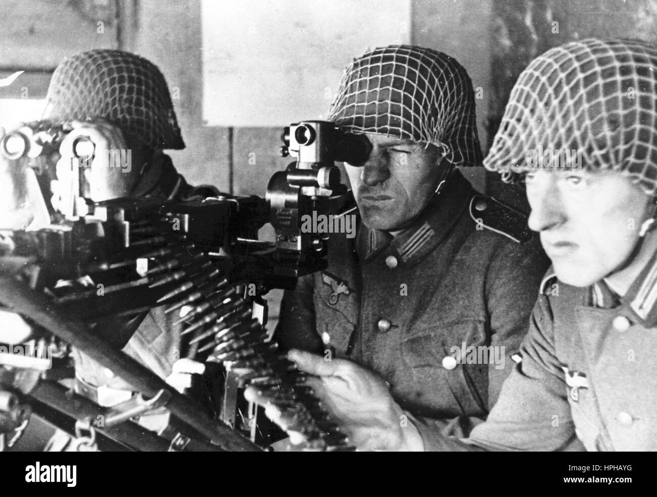 L'immagine della propaganda nazista mostra i soldati tedeschi della Wehrmacht ad una mitragliatrice in una base sulla costa della Manica nella Francia occupata. Pubblicato nel marzo 1942. Un reporter nazista ha scritto il 09.03.1942 sul retro della foto, 'posti tedeschi sulla costa della Manica. Con espressioni tese, i mitragliatori tedeschi vigilano sui movimenti nemici. Presto, il comando verrà, 'cintura in su - fuoco sostenuto!'' Fotoarchiv für Zeitgeschichte - NESSUN SERVIZIO DI CABLAGGIO - | utilizzo in tutto il mondo Foto Stock L'immagine della propaganda nazista mostra i soldati tedeschi della Wehrmacht ad una mitragliatrice in una base sulla costa della Manica nella Francia occupata. Pubblicato nel marzo 1942. Un reporter nazista ha scritto il 09.03.1942 sul retro della foto, 'posti tedeschi sulla costa della Manica. Con espressioni tese, i mitragliatori tedeschi vigilano sui movimenti nemici. Presto, il comando verrà, 'cintura in su - fuoco sostenuto!'' Fotoarchiv für Zeitgeschichte - NESSUN SERVIZIO DI CABLAGGIO - | utilizzo in tutto il mondo Foto Stock