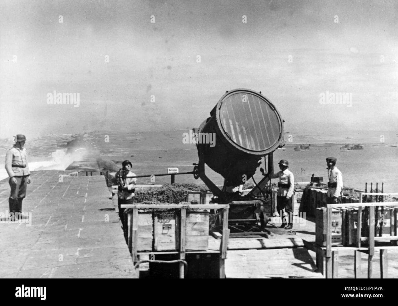 L'immagine della propaganda nazista mostra l'equipaggio operativo di un proiettore appartenente ad un'unità antiaerea tedesca Wehrmacht sul Golfo di Biscaglia. Pubblicato nel maggio 1943. Un reporter nazista ha scritto sul retro della foto su 21.05.1943, 'fino ai Pirenei. Alla luce delle ricerche sulle difese antiaeree costiere nel Golfo di Biscaglia." Fotoarchiv für Zeitgeschichte - NESSUN SERVIZIO DI CABLAGGIO - | utilizzo in tutto il mondo Foto Stock L'immagine della propaganda nazista mostra l'equipaggio operativo di un proiettore appartenente ad un'unità antiaerea tedesca Wehrmacht sul Golfo di Biscaglia. Pubblicato nel maggio 1943. Un reporter nazista ha scritto sul retro della foto su 21.05.1943, 'fino ai Pirenei. Alla luce delle ricerche sulle difese antiaeree costiere nel Golfo di Biscaglia." Fotoarchiv für Zeitgeschichte - NESSUN SERVIZIO DI CABLAGGIO - | utilizzo in tutto il mondo Foto Stock