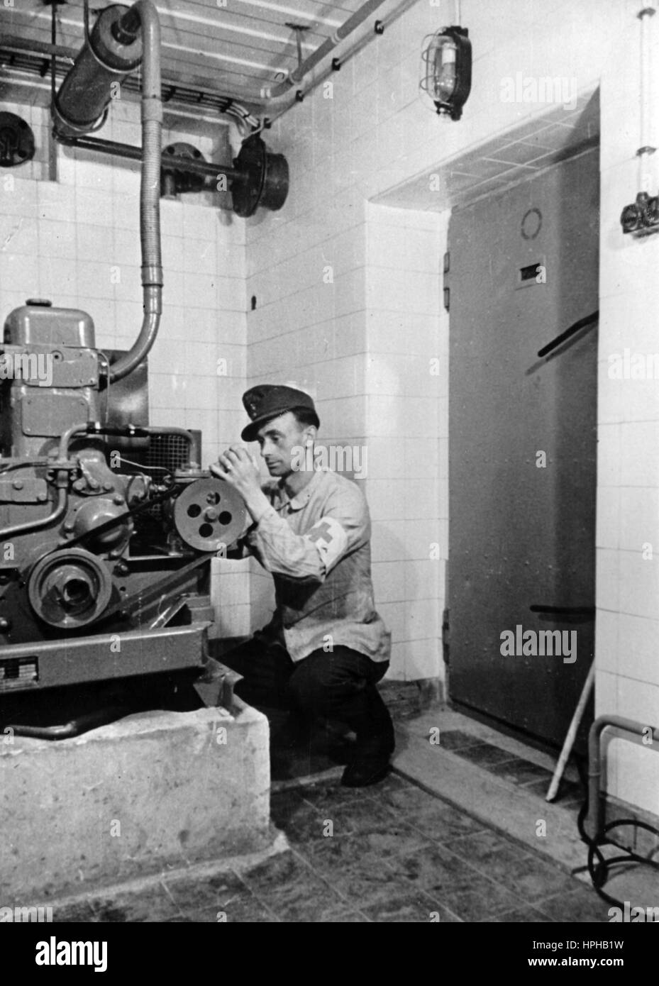 L'immagine della propaganda nazista mostra un soldato tedesco Wehrmacht della divisione medica che controlla un sistema di ventilazione in un bunker medico sul Muro Atlantico. Pubblicato nel giugno 1944. Un reporter nazista ha scritto al contrario, 'servizi medici sul muro Atlantico. I grandi bunker sanitari sul Muro Atlantico dispongono di sistemi di illuminazione e ventilazione propri, che consentono ai medici e agli operatori sanitari di fornire un'assistenza sanitaria adeguata e igienica ai feriti." Fotoarchiv für Zeitgeschichte - NESSUN SERVIZIO DI CABLAGGIO - | utilizzo in tutto il mondo Foto Stock