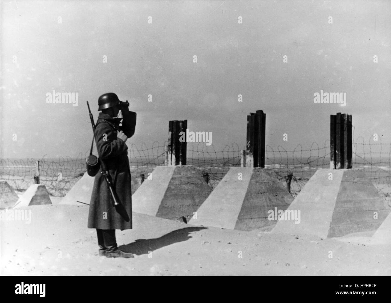 L'immagine della propaganda nazista mostra una Wehrmacht Sentry tedesca di fronte alle gobbe progettate per tenere fuori i carri armati sulla costa atlantica francese del Muro Atlantico. Pubblicato nel maggio 1943. Fotoarchiv für Zeitgeschichte - NESSUN SERVIZIO WIRELESS - | utilizzo in tutto il mondo Foto Stock