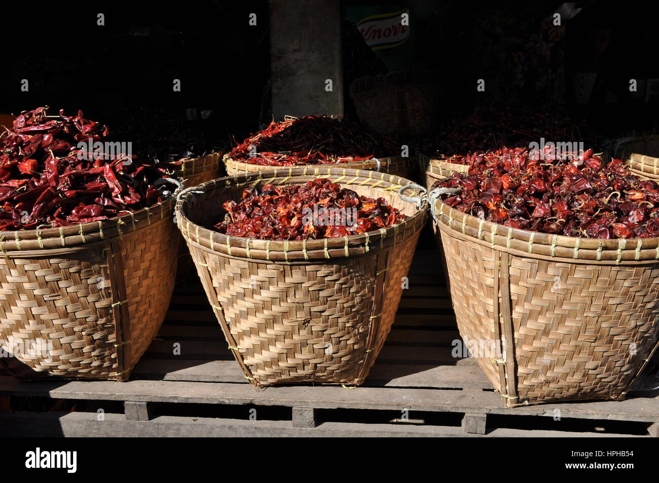 Grandi cesti di essiccato peperoncino rosso in vendita in un mercato nella periferia di Yangon, Myanmar. Foto Stock