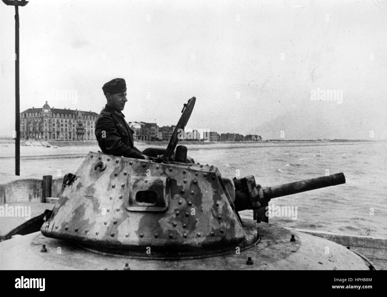 L'immagine della propaganda nazista mostra un soldato tedesco della Wehrmacht in posizione antiaerea a Zeebrugge, nel Belgio occupato. Pubblicato nel giugno 1940. Fotoarchiv für Zeitgeschichte - NESSUN SERVIZIO DI CABLAGGIO - | utilizzo in tutto il mondo Foto Stock