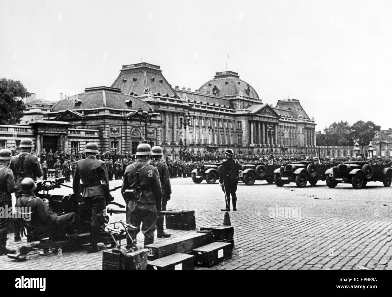 L'immagine della propaganda nazista mostra una sfilata tedesca di Wehrmacht di fronte al palazzo reale nella Bruxelles occupata in Belgio. Un giornalista dello stato nazista ha scritto sul retro della foto del 10.08.1940, "Parata delle nostre truppe Wehrmacht davanti al comandante militare in Belgio presso il castello reale di Bruxelles". Fotoarchiv für Zeitgeschichte - NESSUN SERVIZIO DI CABLAGGIO - | utilizzo in tutto il mondo Foto Stock