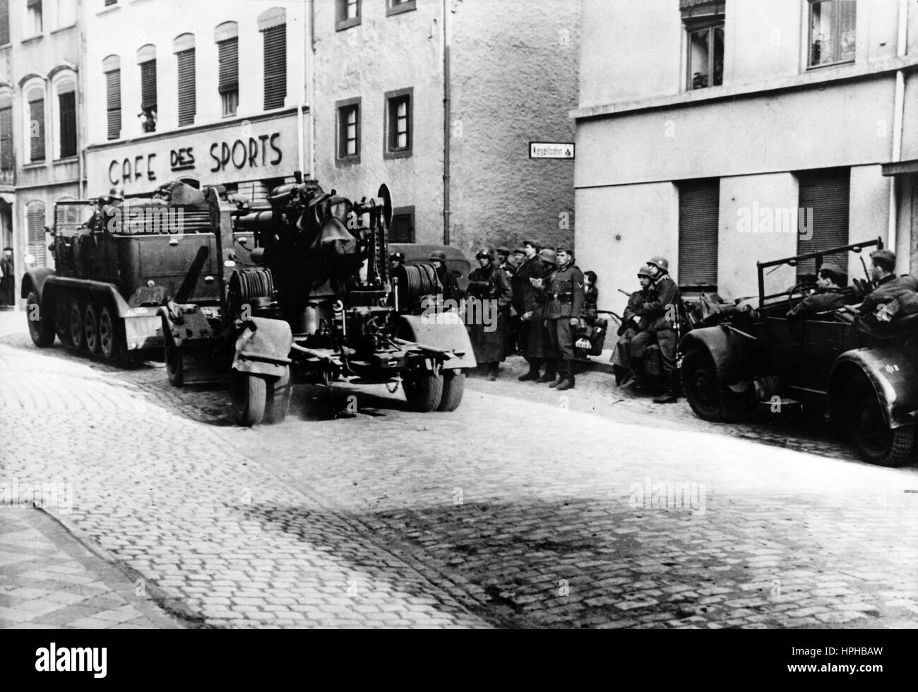 L'immagine della propaganda nazista mostra i soldati della Wehrmacht tedesca in una città lussemburghese dopo aver attraversato il confine con il Lussemburgo il 10.05.1940. Fotoarchiv für Zeitgeschichte - NESSUN SERVIZIO DI CABLAGGIO - | utilizzo in tutto il mondo Foto Stock