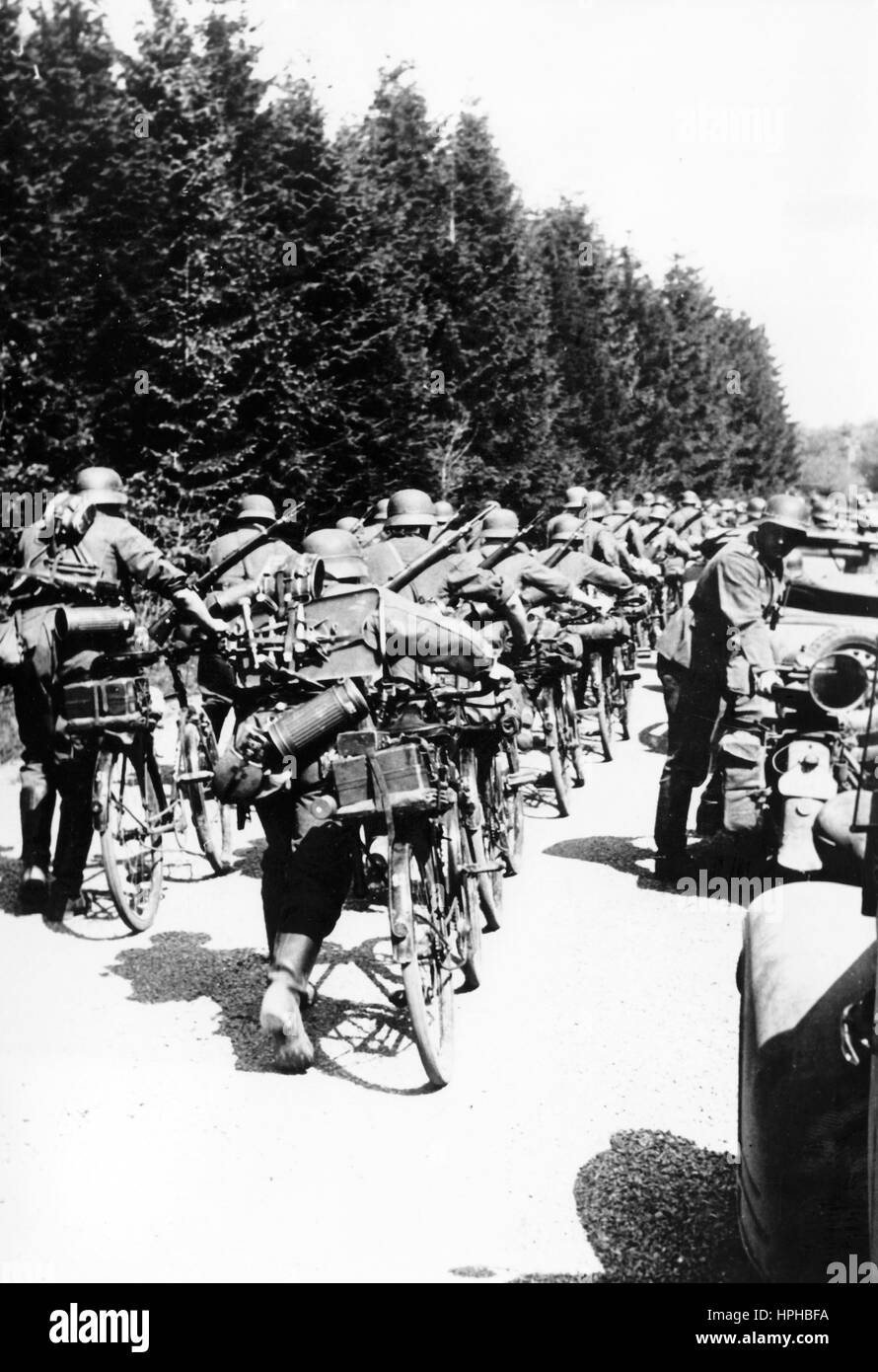 L'immagine della propaganda nazista mostra un'unità di bicicletta tedesca Wehrmacht sulla marcia in avanti in Belgio. Presa nel maggio 1940. Fotoarchiv für Zeitgeschichte - NESSUN SERVIZIO DI CABLAGGIO - | utilizzo in tutto il mondo Foto Stock