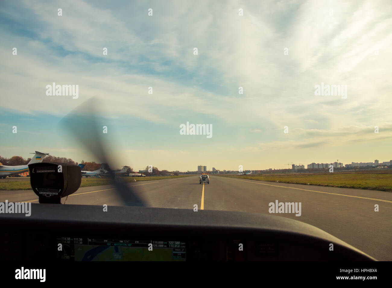 Kiev, Ucraina - 12 Novembre 2010: vista dalla cabina di pilotaggio del Cessna 172 piano luminoso durante il rullaggio dopo il Follow Me car Foto Stock