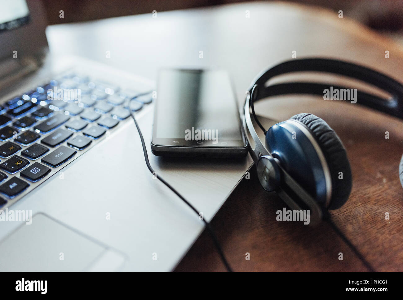 Laptop e la cuffia e il telefono cellulare sul tavolo Foto Stock