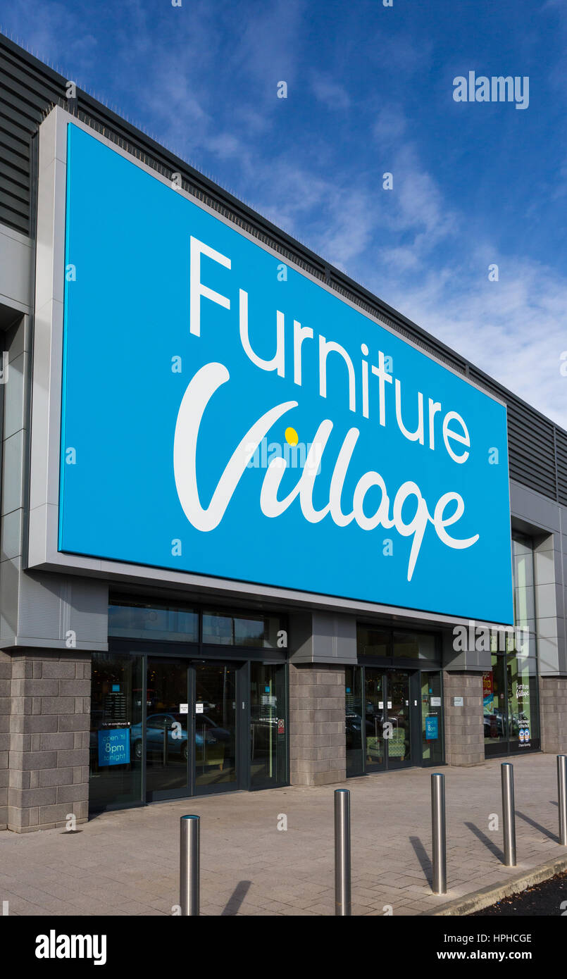 Il villaggio di mobili store esterno, a Roaring Meg retails park, Stevenage Foto Stock