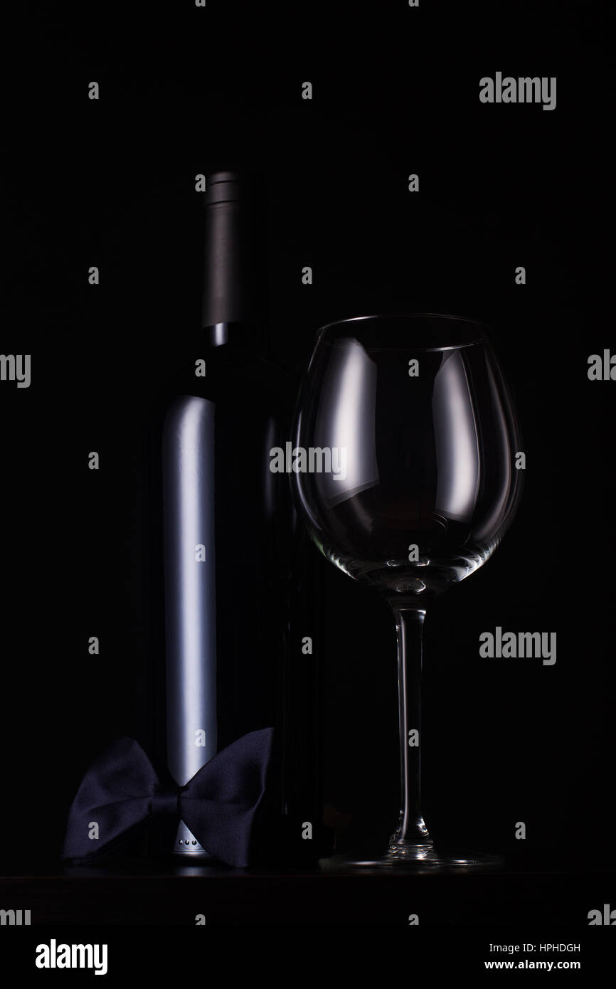 Verticale vista anteriore del nero rosso vino bottiglia con tappo e nessuna  etichetta, alto vuoto in vetro e un oscuro il filtro bow tie alla base Foto  stock - Alamy