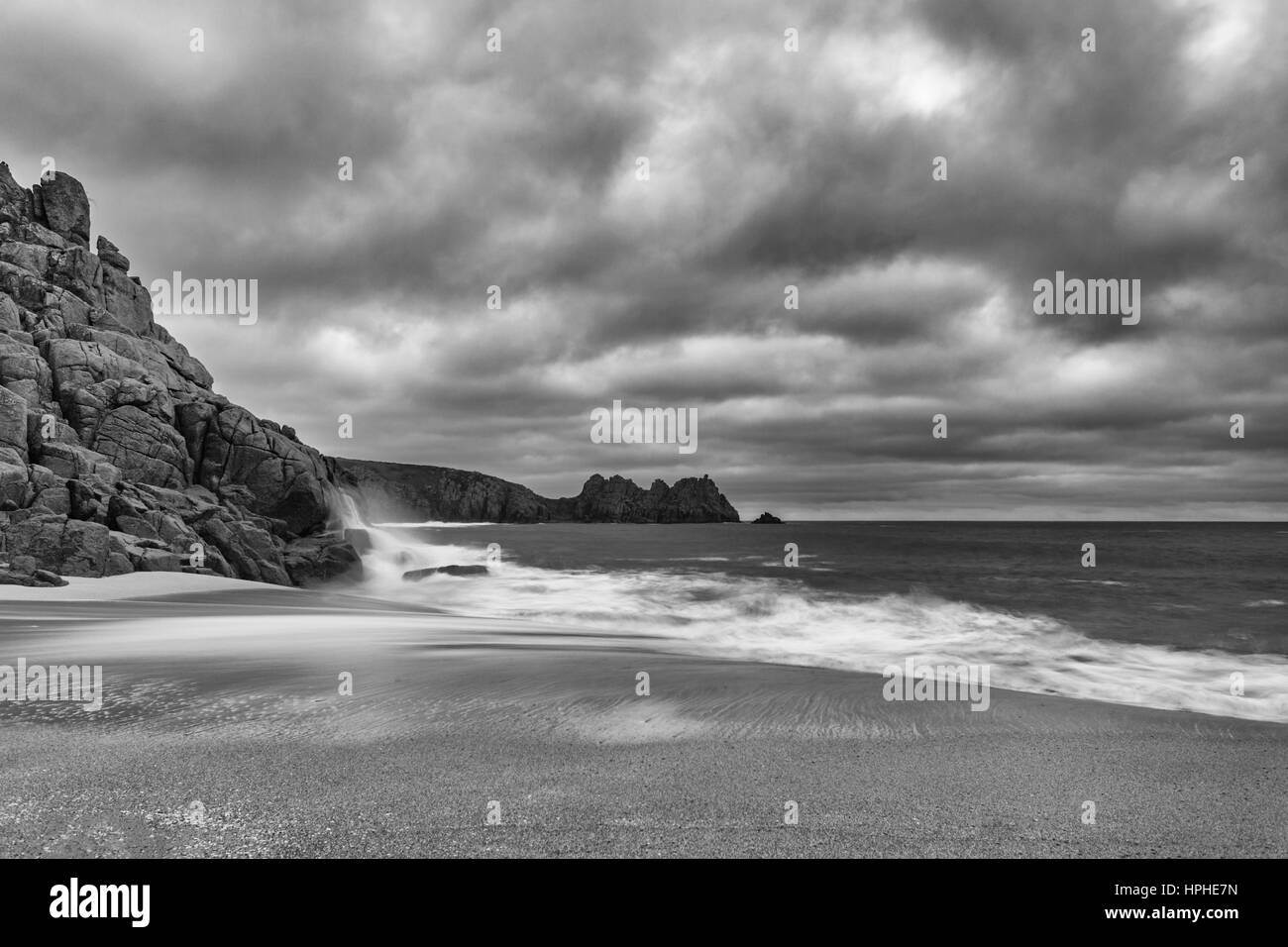 Una lunga esposizione monocromatico girato all'alba di Porthcurno spiaggia a West Cornwall, Inghilterra, Regno Unito nel mese di febbraio Foto Stock