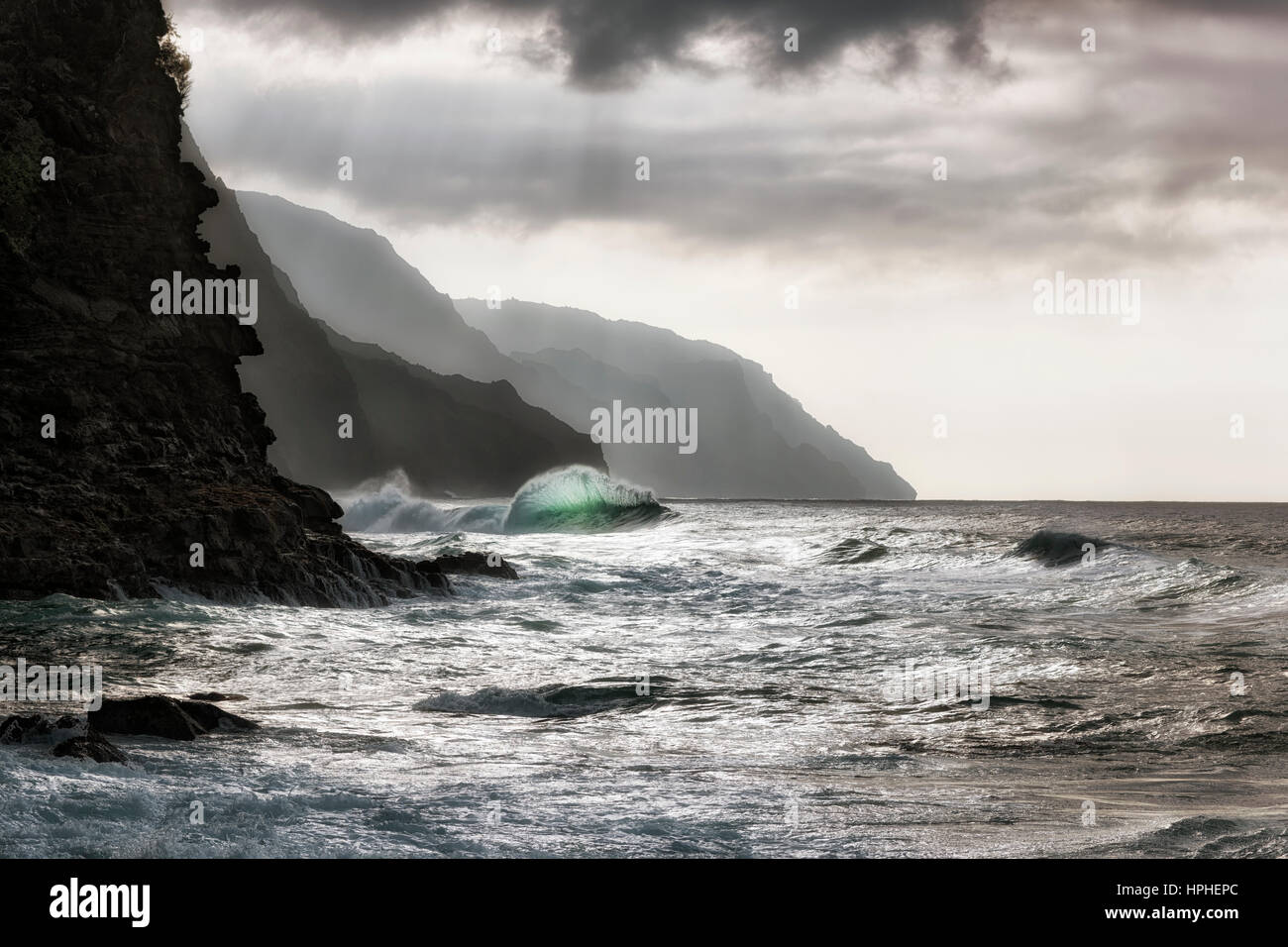 Inverno Condizioni surf creano grandi onde urtante vicino Kee spiaggia lungo la costa di Na Pali su Hawaii Isola di Kauai. Foto Stock