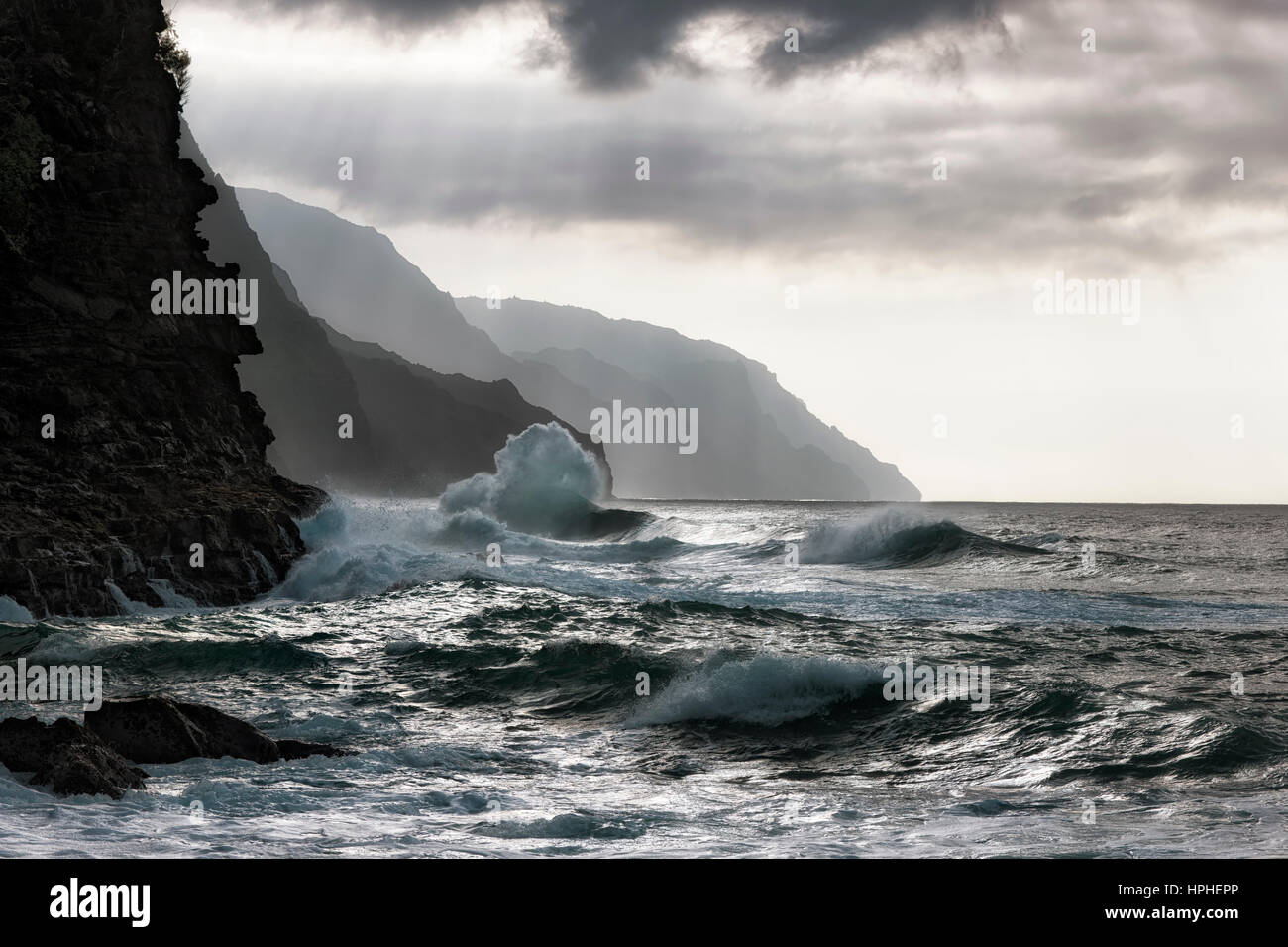 Inverno Condizioni surf crea onde di collisione vicino Kee spiaggia lungo la costa di Na Pali su Hawaii Isola di Kauai. Foto Stock