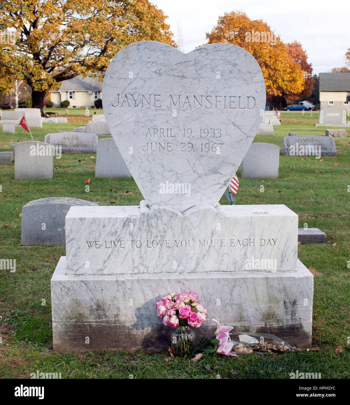 La lapide a forma di cuore di Jayne Mansfield nel Fairview Cemetery, Pen Argyl, Pennsylvania, onora le radici dell'icona di Hollywood Foto Stock