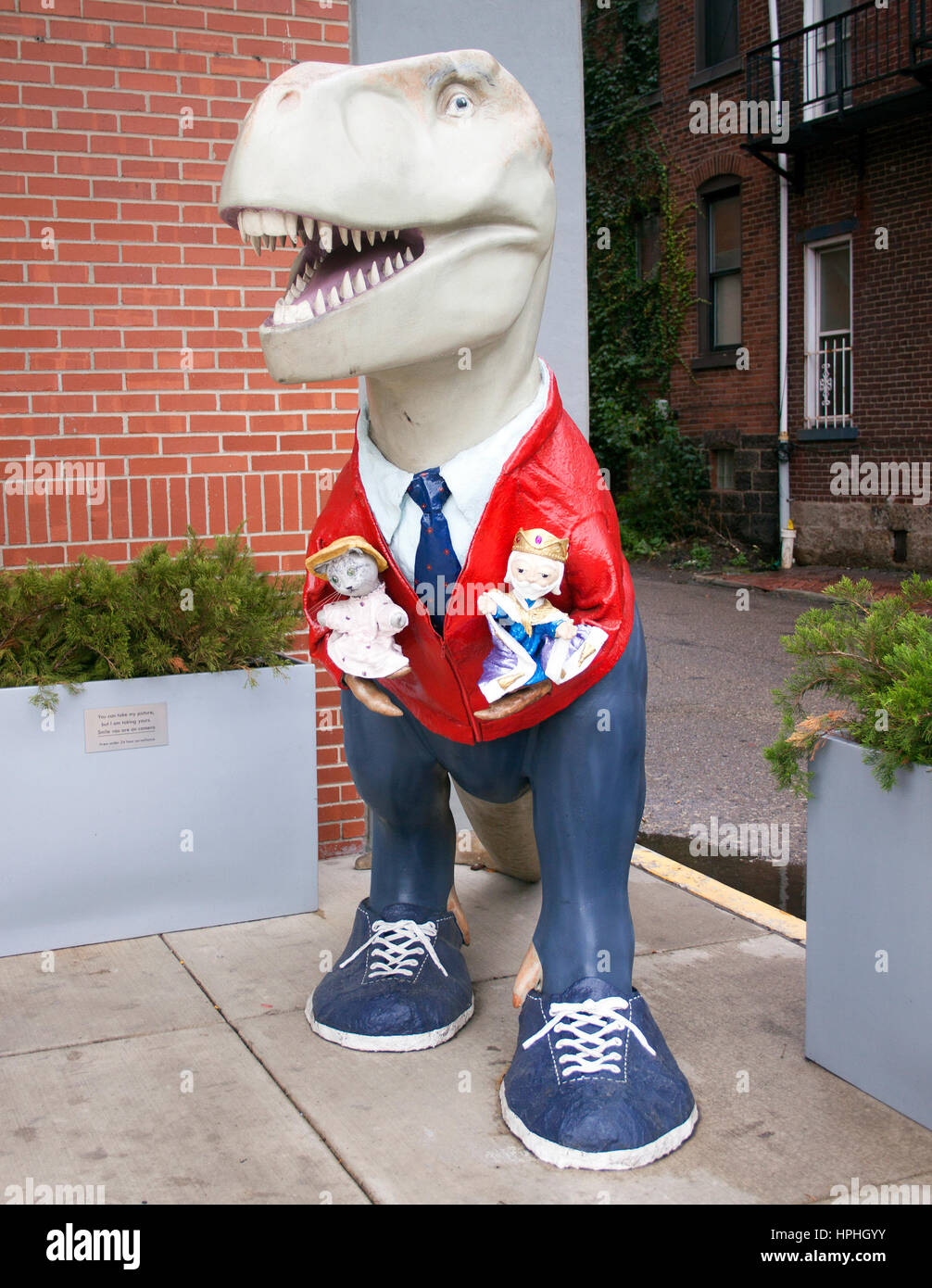 Fredosaurus Rex, una statua di dinosauro vestita da Mr. Rogers, illumina Pittsburgh di fantasia, mescolando nostalgia infantile e orgoglio locale. Foto Stock