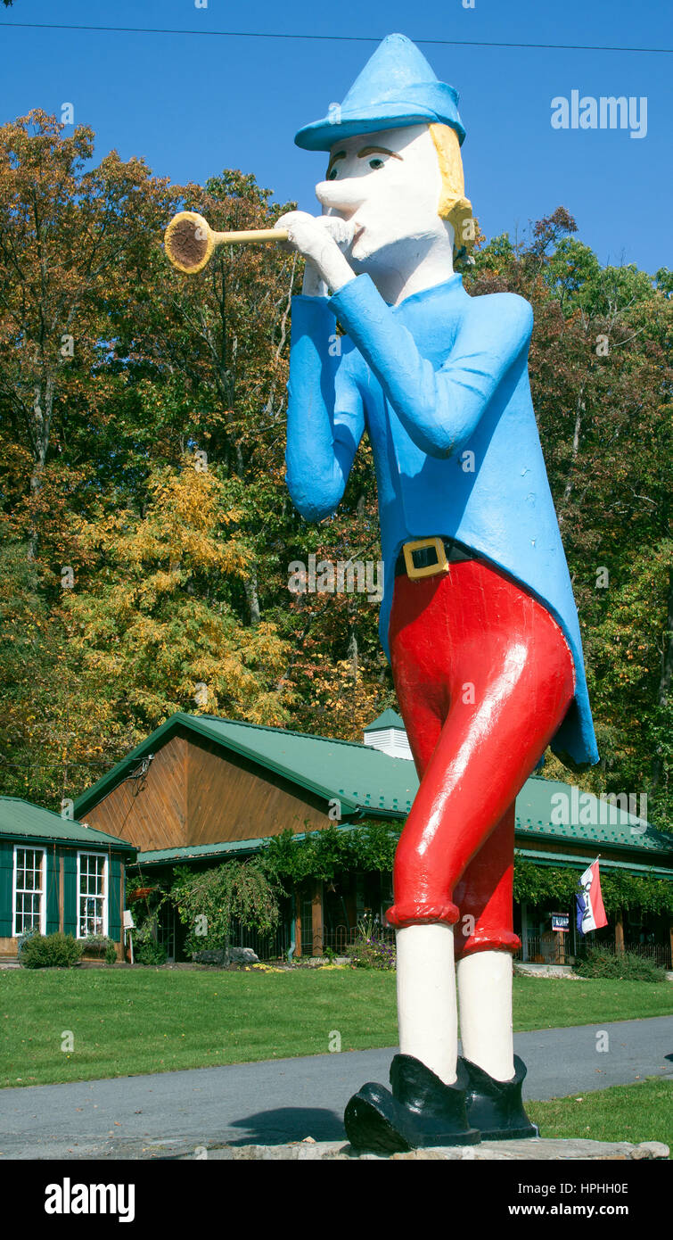 Una L'alta statua di Pied Piper, una volta parte del parco Story Land, si trova ancora lungo la storica Lincoln Highway a Schellsburg, Pennsylvania. Foto Stock