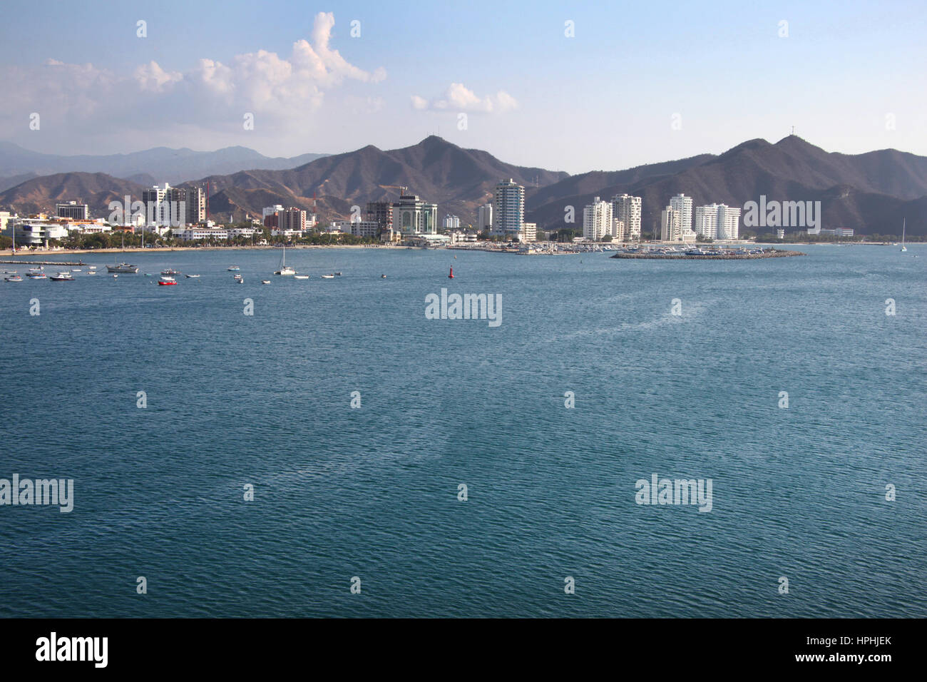 Caraibi costa di Santa Marta, la Colombia dal mare che mostra lo skyline della città. Foto Stock