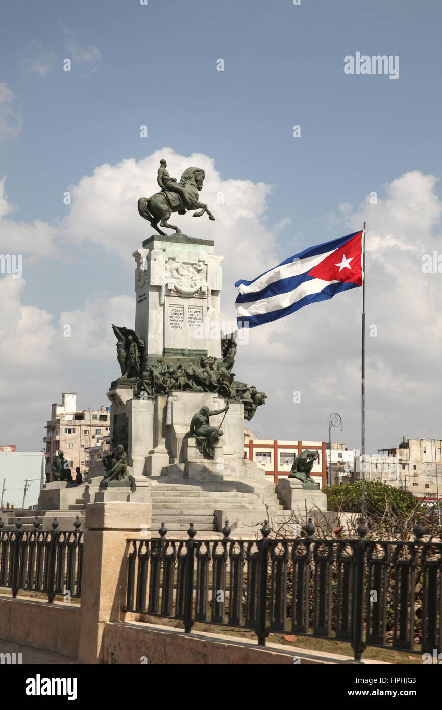 Statua del generale Máximo Gómez con la bandiera cubana battenti, Havana, Cuba. Foto Stock