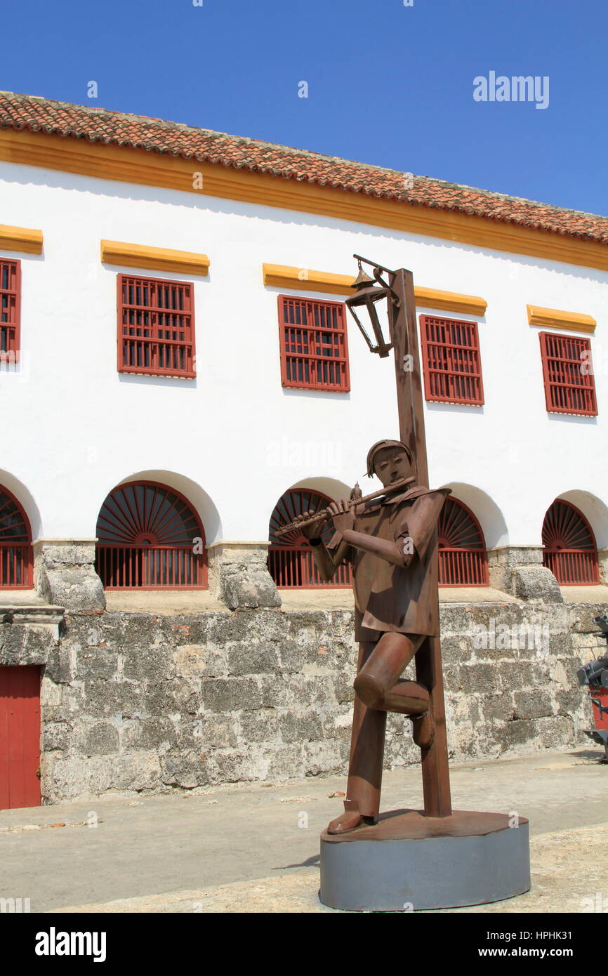 Lettore di flauto appoggiato su di un lampione statua, Cartagena, Colombia Foto Stock