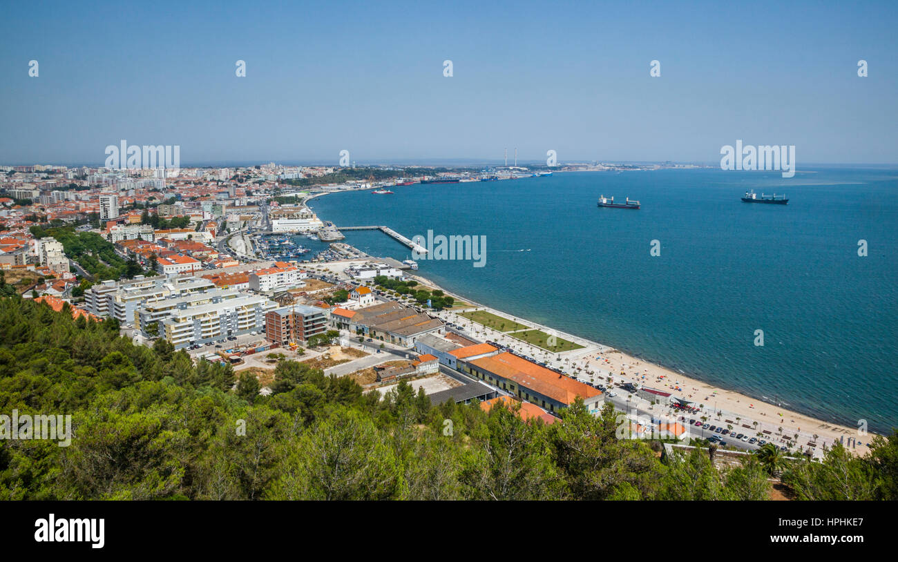 Il Portogallo, la vista della città di Setúbal e del fiume Sado dal XVI secolo la fortezza di San Filipe Foto Stock
